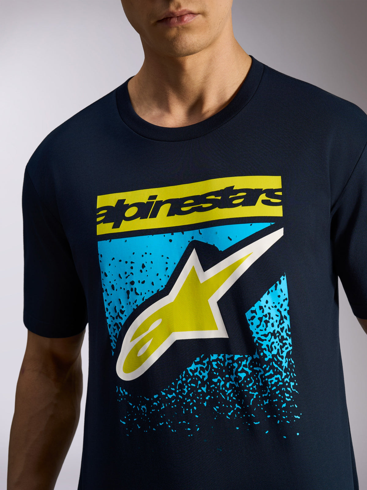 T-shirt Alpinestars Noka CSF, t-shirt à manches courtes bleu marine, logotype Alpinestars et logo A-star jaunes avec graphique dégradé MX bleu, vêtement sportswear décontracté