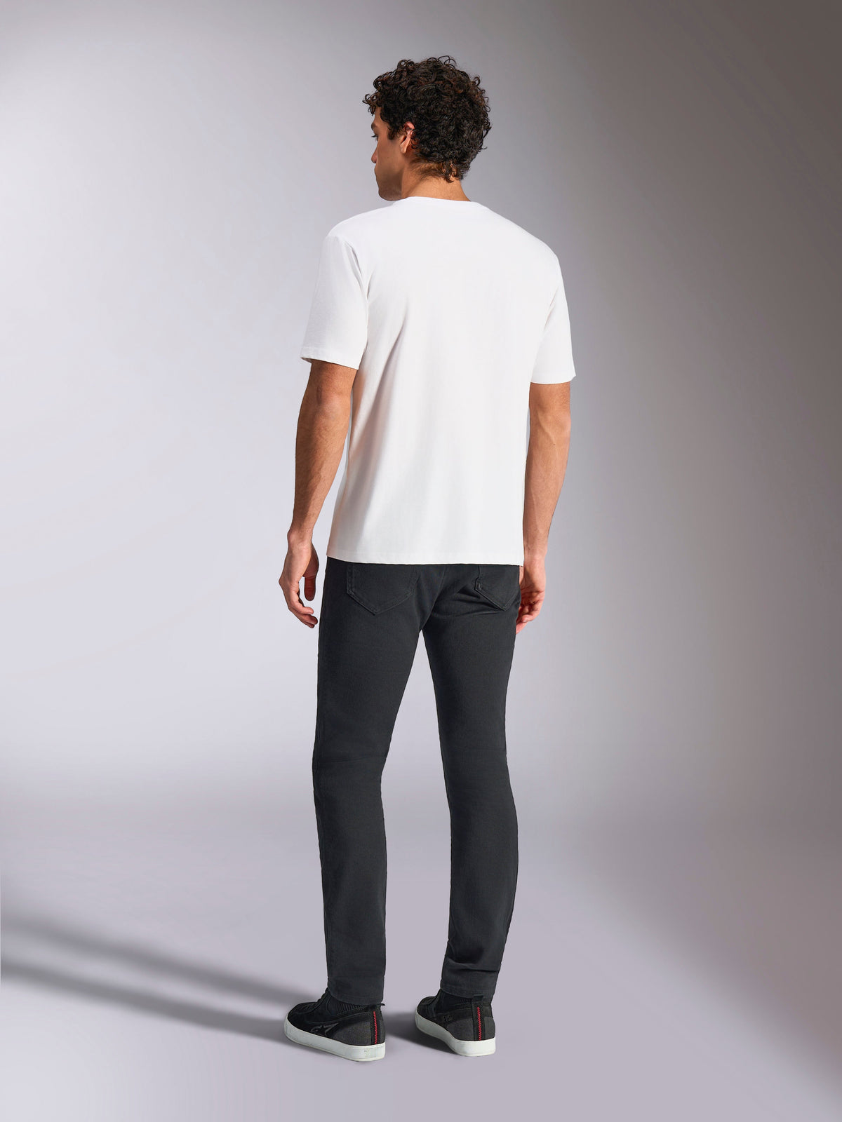 T-shirt Alpinestars Plate CSF, t-shirt à manches courtes, blanc, vue de dos sur un mannequin portant un pantalon noir, streetwear décontracté inspiré des sports mécaniques