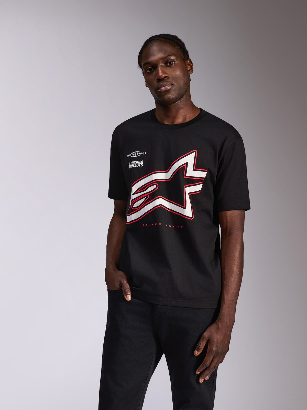 Alpinestars Authority CSF Tee, t-shirt à manches courtes, noir, grand logo Astars avec contour blanc et rouge, streetwear décontracté inspiré des sports mécaniques