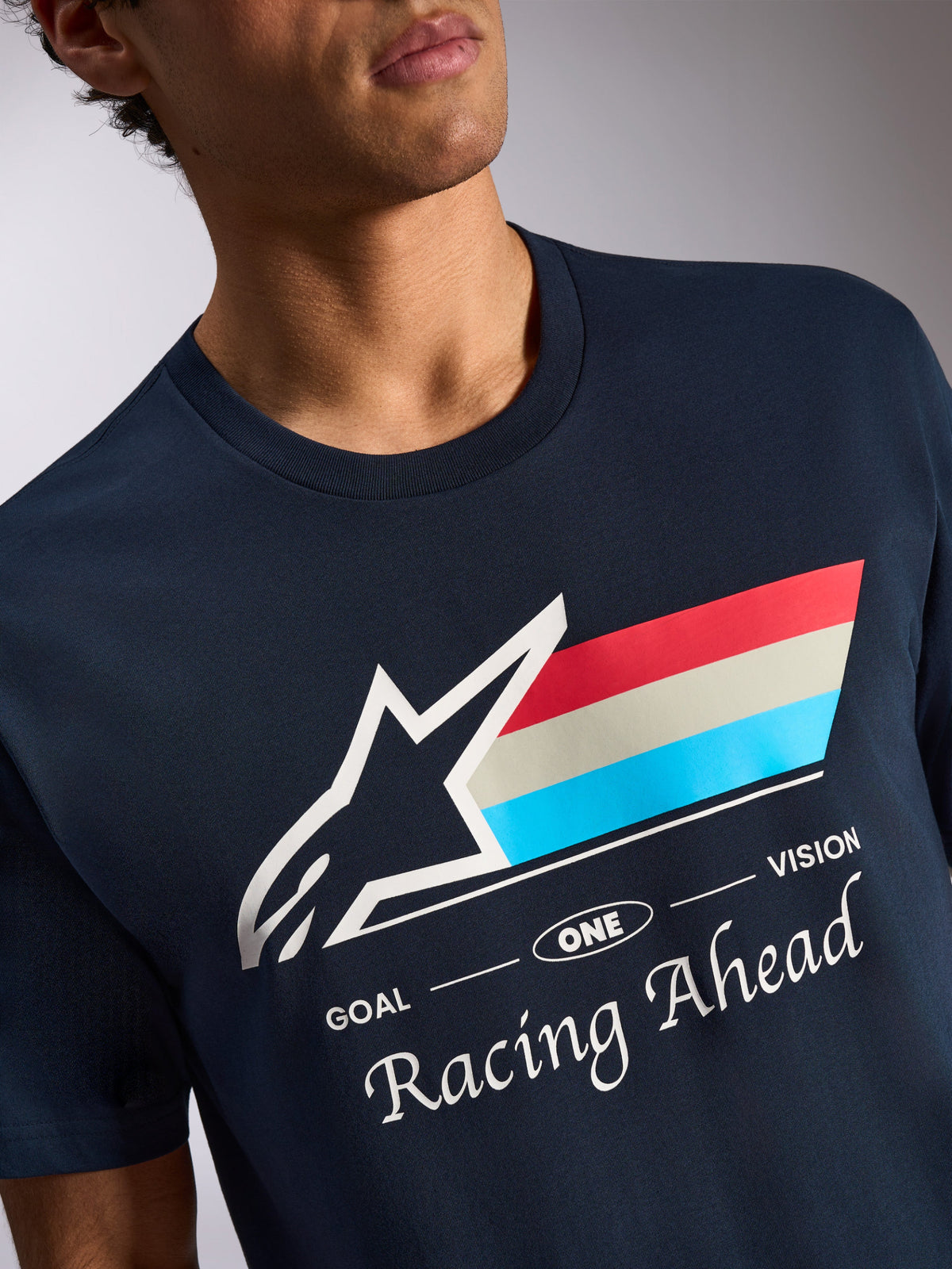 Alpinestars Trifecta CSF Tee, t-shirt à manches courtes, bleu marine, logo Astars blanc avec rayures tricolores et texte Racing Ahead, vêtement de sport décontracté