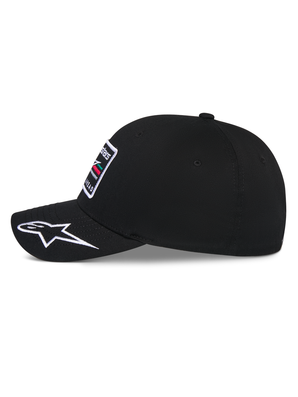 Casquette Alpinestars Surpass, casquette de baseball, noire, vue de profil montrant la visière incurvée avec le logo Astars blanc brodé, couronne structurée avec un écusson brodé sur le devant, couvre-chef décontracté inspiré par le sport automobile