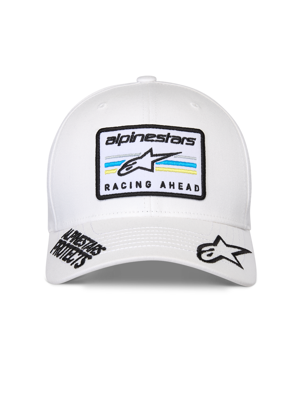 Casquette Surpass Alpinestars, casquette de baseball blanche, visière incurvée avec couronne structurée, écusson central avec logo « alpinestars » et texte « RACING AHEAD » sur des rayures bleues et jaunes, logos brodés noirs sur la visière, couvre-chef motorsport décontracté