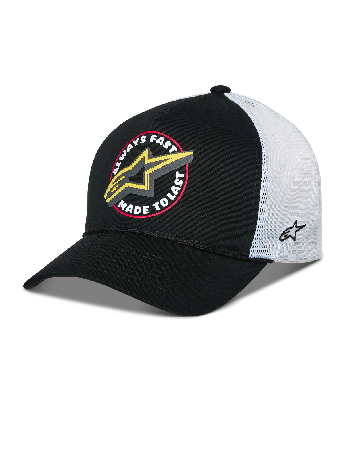 Casquette Trucker Alpinestars Aorbit, casquette snapback noire et blanche, présentant un graphisme frontal « Always Fast Made to Last » avec un logo Astars jaune, arrière en maille blanche avec broderie sur le côté et visière courbée