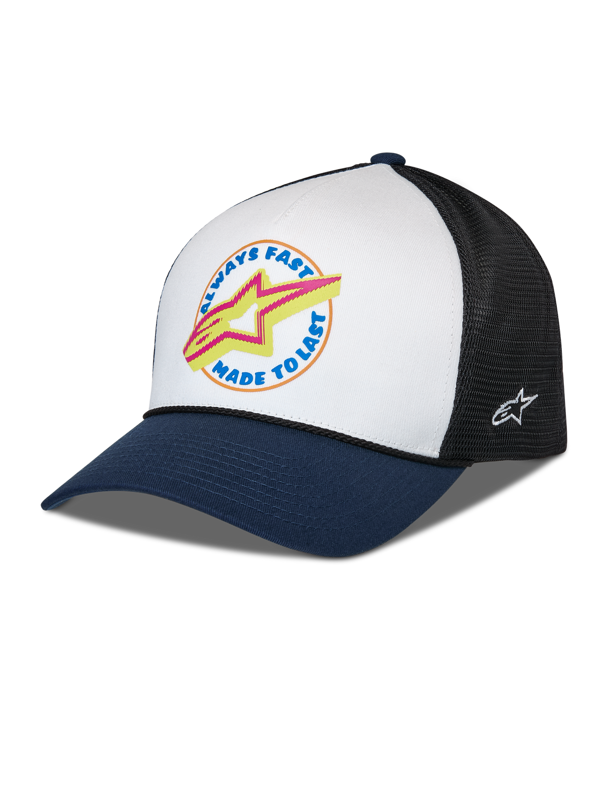 Casquette Trucker Alpinestars Aorbit, blanc, bleu marine et noir, visière incurvée bleu marine avec panneau frontal blanc et arrière en maille noire, graphique frontal avec texte « Always Fast Made to Last » et logo Astars jaune, logo brodé sur le côté, couvre-chef décontracté inspiré du sport automobile