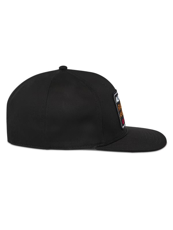 Casquette Snapback Intuitive Alpinestars, noire, vue de profil, avec visière plate et couronne structurée, écusson logo brodé à l'avant, accessoire décontracté d'inspiration sport mécanique