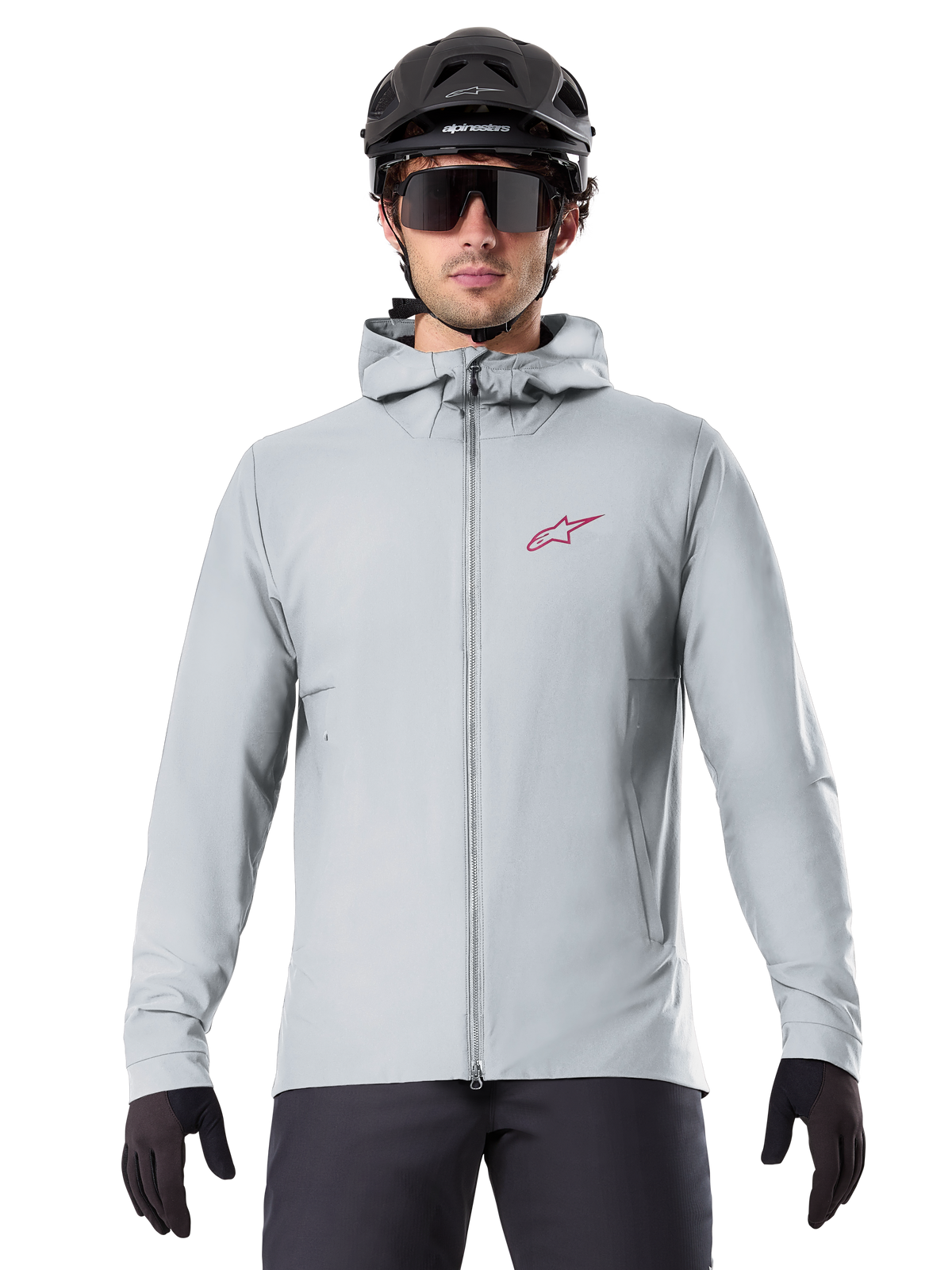 Veste thermique Alpinestars A-Dura en Titanium, veste de cyclisme à capuche gris clair avec logo étoile rouge sur la poitrine, portée par un cycliste avec casque de VTT noir, lunettes de soleil et gants, équipement isolé pour le VTT