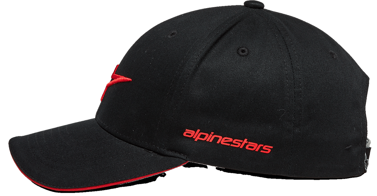 Casquette Rostrum Alpinestars, casquette, noir et rouge, vue de profil, visière courbée avec bordure sandwich rouge, logo brodé en 3D à l'avant, inscription Alpinestars rouge sur le côté, style streetwear motorsport décontracté