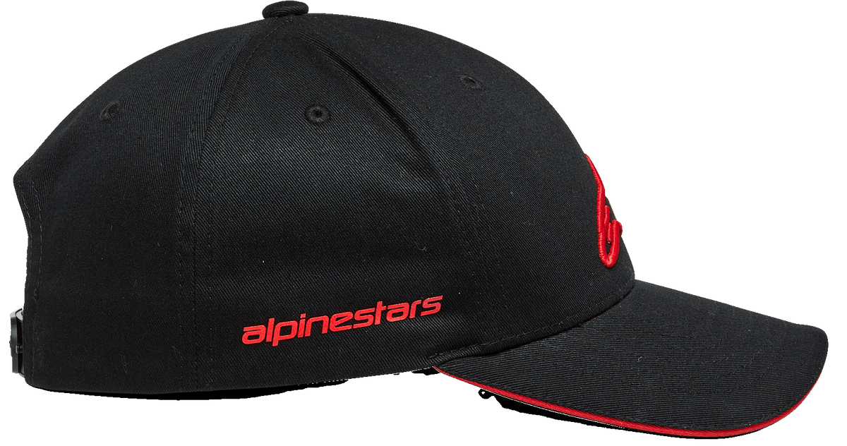 Casquette Alpinestars Rostrum, casquette snapback à visière courbée, noir et rouge, vue de profil avec inscription Alpinestars rouge, couronne structurée et bord de visière sandwich rouge, accessoire inspiré du sport automobile