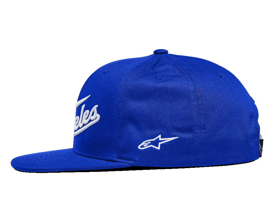 Casquette Alpinestars Los Angeles, casquette snapback à visière plate, bleue avec broderie blanche, vue de profil présentant une couronne structurée, lettrage brodé en 3D sur le devant et petit logo Ageless sur le côté