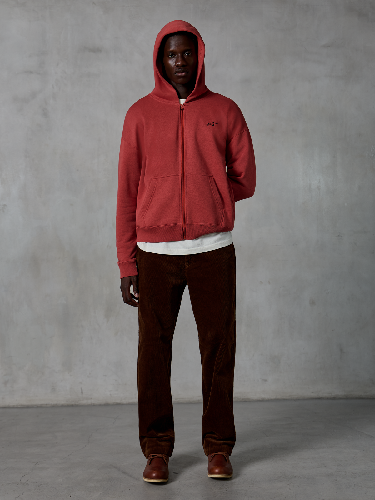 Sweat à capuche zippé Alpinestars Essentials Ageless, vêtements de sport décontractés, rouge brique, fermeture éclair intégrale avec capuche à cordon de serrage, petit logo sur la poitrine, coupe décontractée avec lavage à la pierre