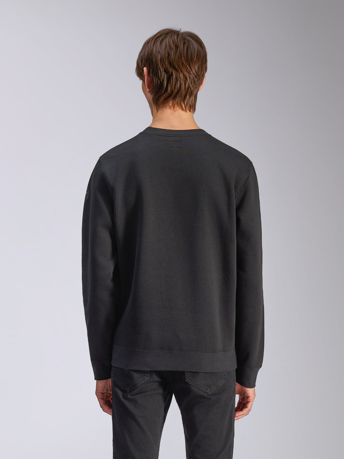 Alpinestars Bettern Crew, sweat-shirt à col rond, noir, vue arrière sur mannequin, doté de poignets et d'un ourlet côtelés, style streetwear décontracté inspiré du sport automobile