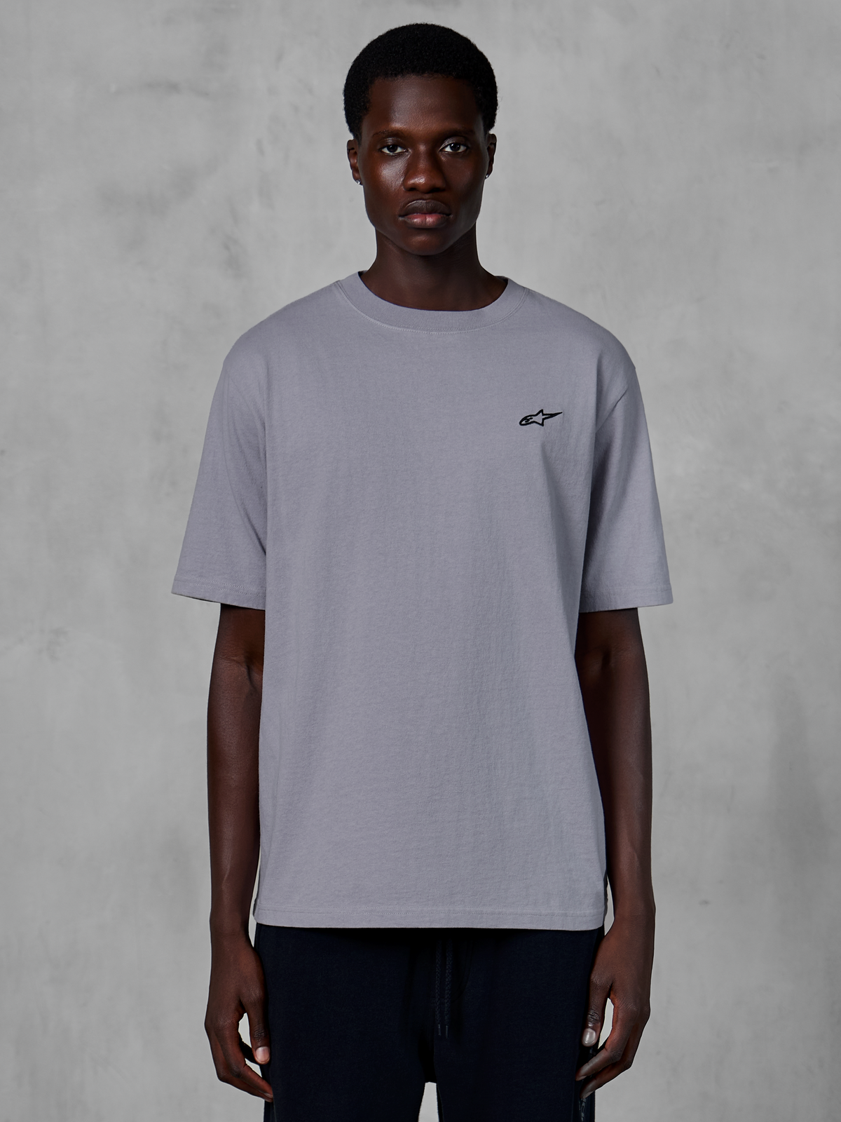 Alpinestars Essentials Ageless SS Tee, t-shirt à manches courtes, argent, arborant un petit logo Astars noir sur la poitrine, coupe décontractée contemporaine, streetwear décontracté inspiré des sports mécaniques