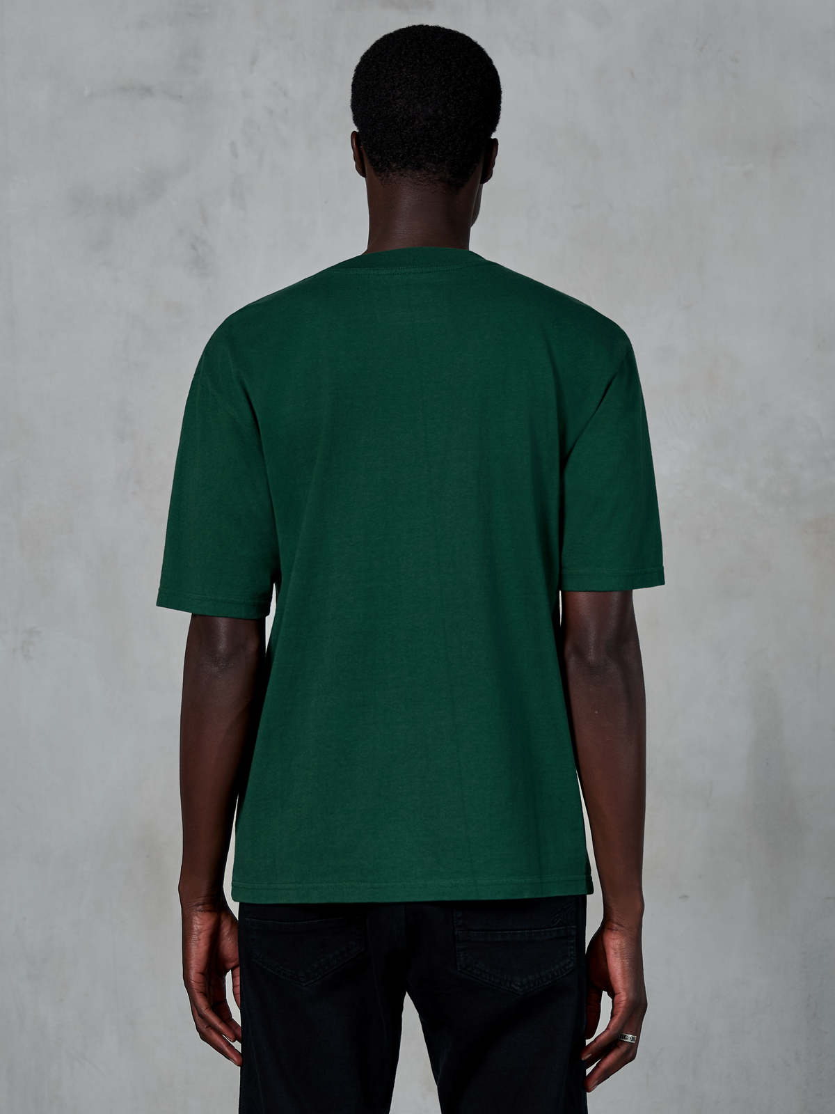 T-shirt Alpinestars Essentials Ageless SS, t-shirt à manches courtes, vert sapin, vue de dos sur mannequin, coupe décontractée, coton biologique, streetwear décontracté d'inspiration sport mécanique