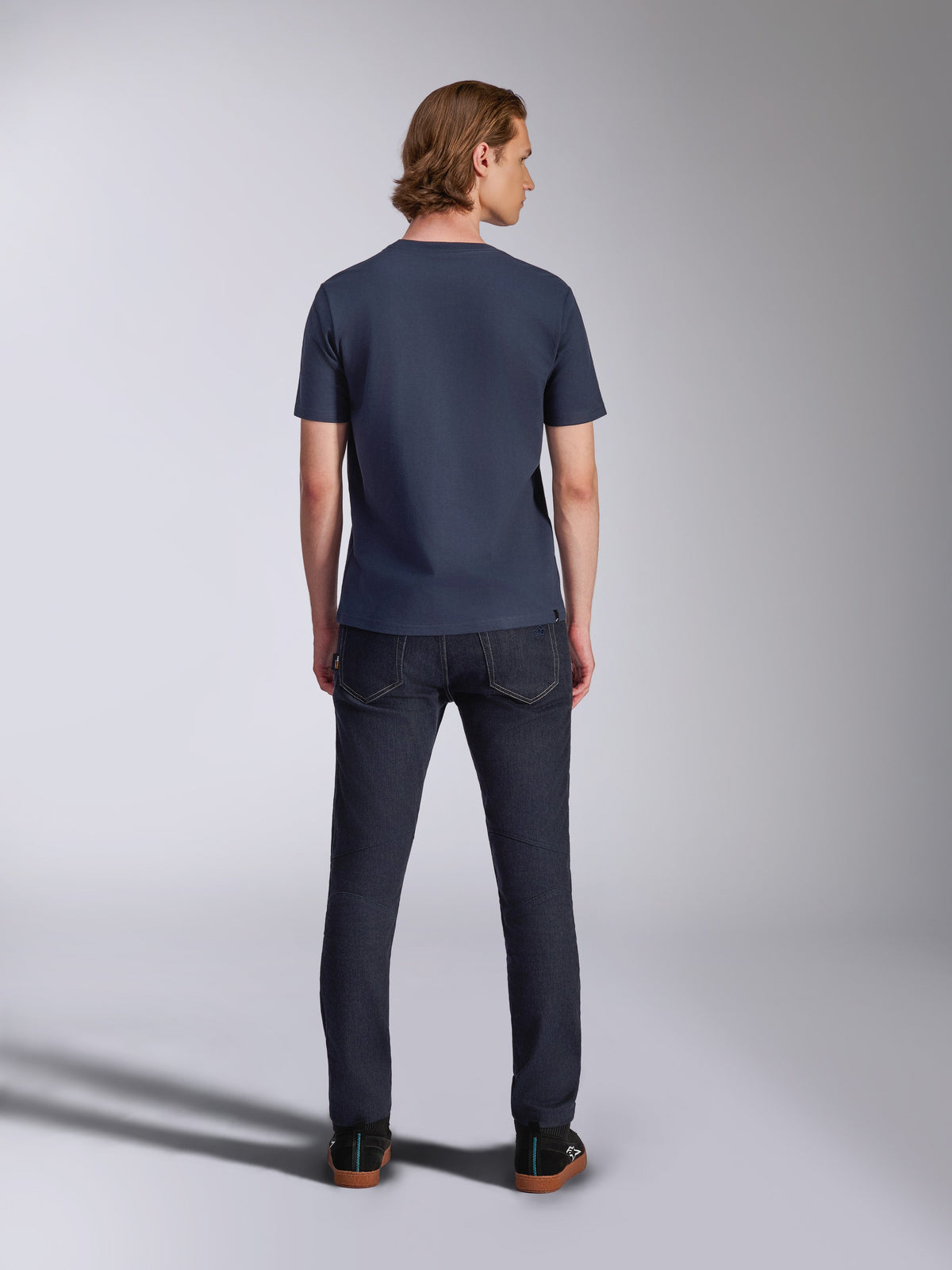 Alpinestars Fasting CSF Tee, t-shirt à manches courtes, bleu marine, vue de dos, porté avec un jean en denim foncé, vêtement streetwear de sport automobile décontracté