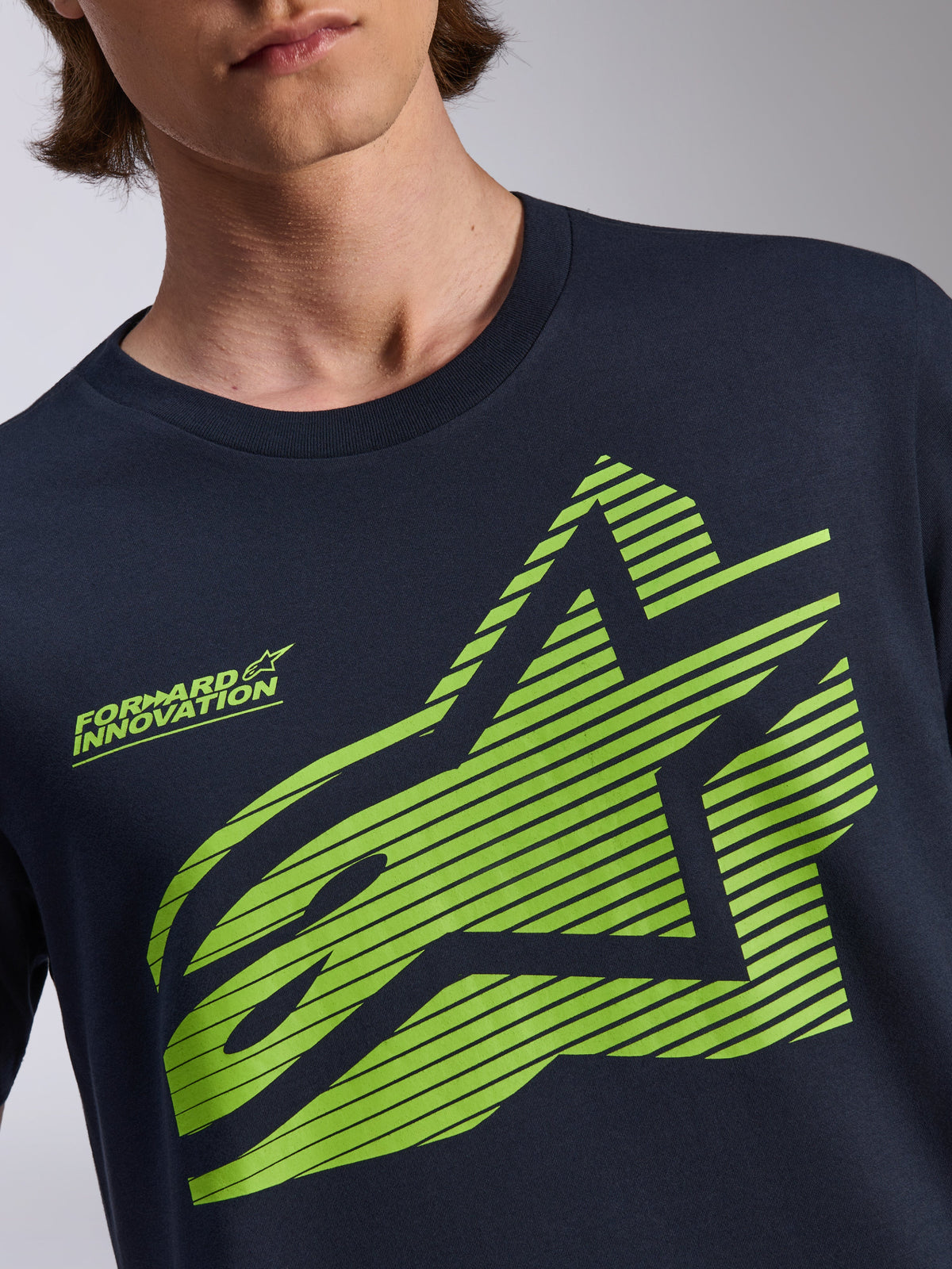 Alpinestars Fasting CSF Tee, t-shirt à manches courtes, bleu marine, logo Astars géométrique vert lime avec lignes horizontales et texte « Forward Innovation », sportswear décontracté