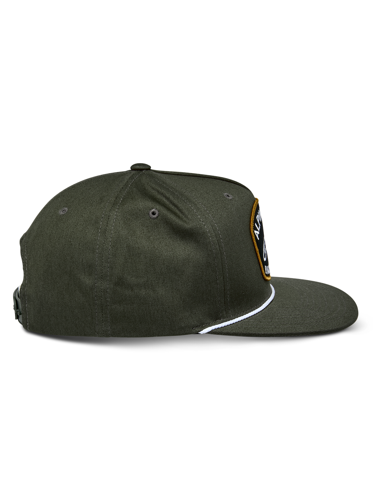 Casquette Snapback Alpinestars Promptus, vert militaire, vue de profil montrant la visière plate et la couronne structurée, détail de corde tressée blanche à la base de la couronne, tissu en sergé de coton durable, design sportswear décontracté