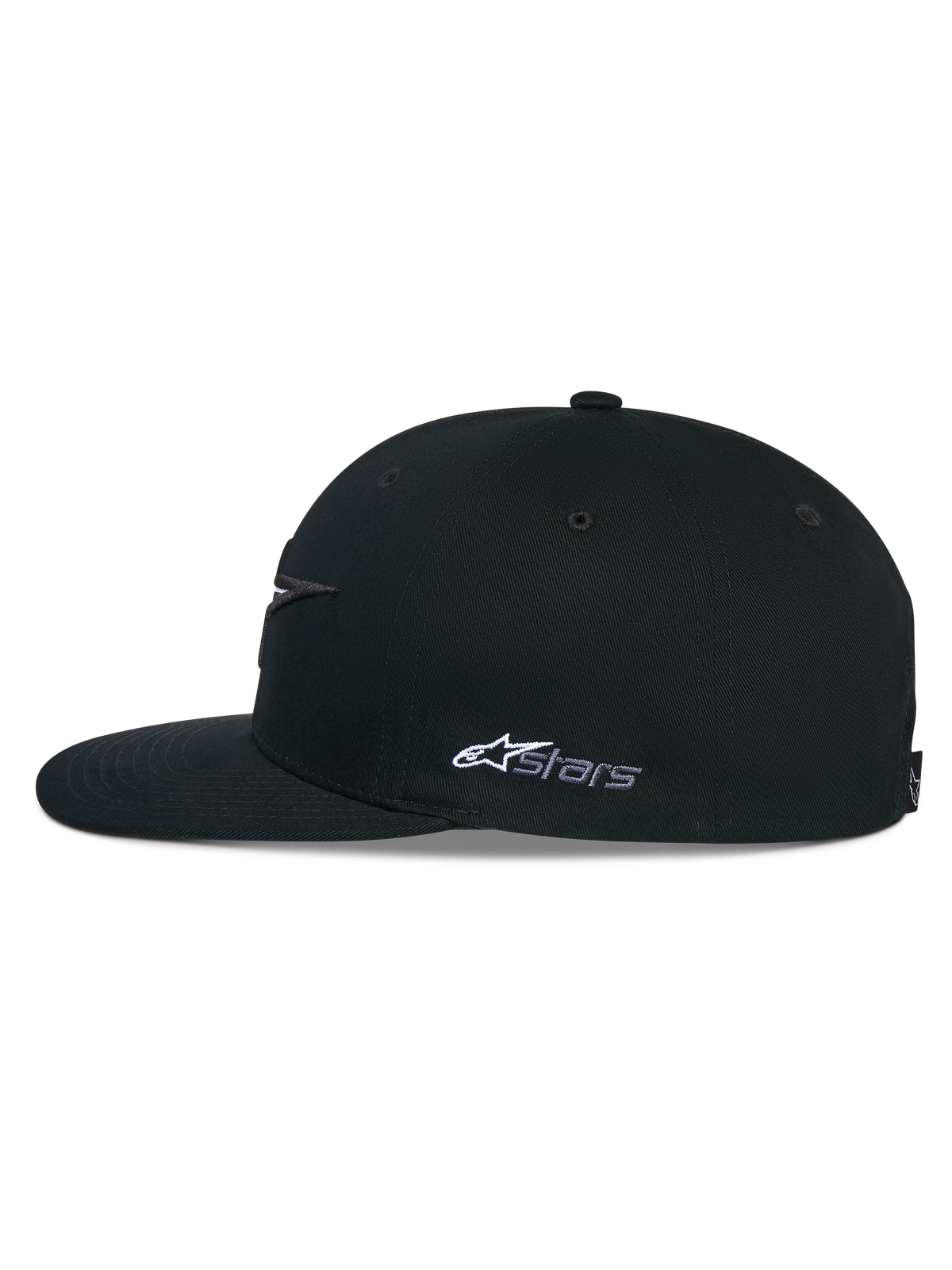 Casquette Snapback Alpinestars Thickness, noire, vue de profil montrant une couronne structurée et une visière plate, logo Astars blanc brodé sur le côté, accessoire décontracté inspiré du sport automobile