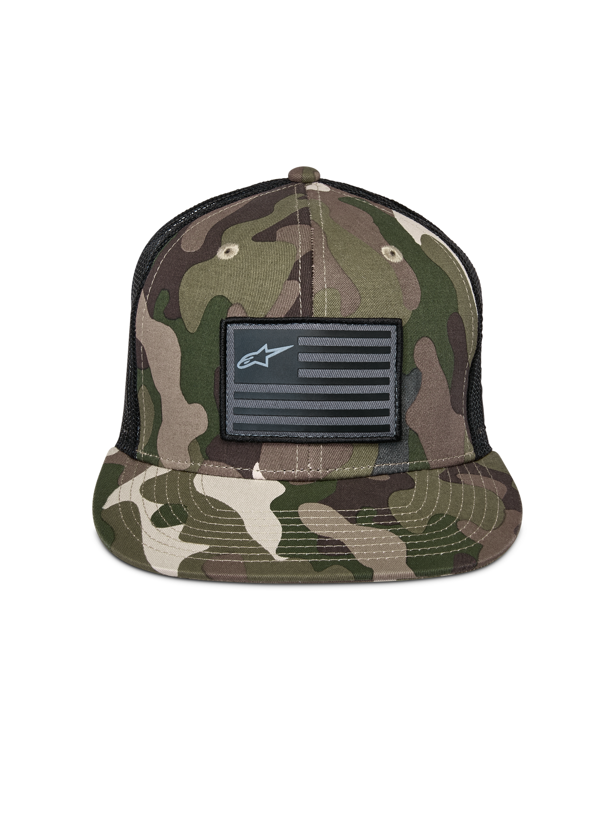 Casquette Trucker Alpinestars Flag Flat, camouflage vert et noir, visière plate avec couronne structurée, patch drapeau noir avec logo Alpinestars, arrière en maille, couvre-chef décontracté inspiré du sport automobile