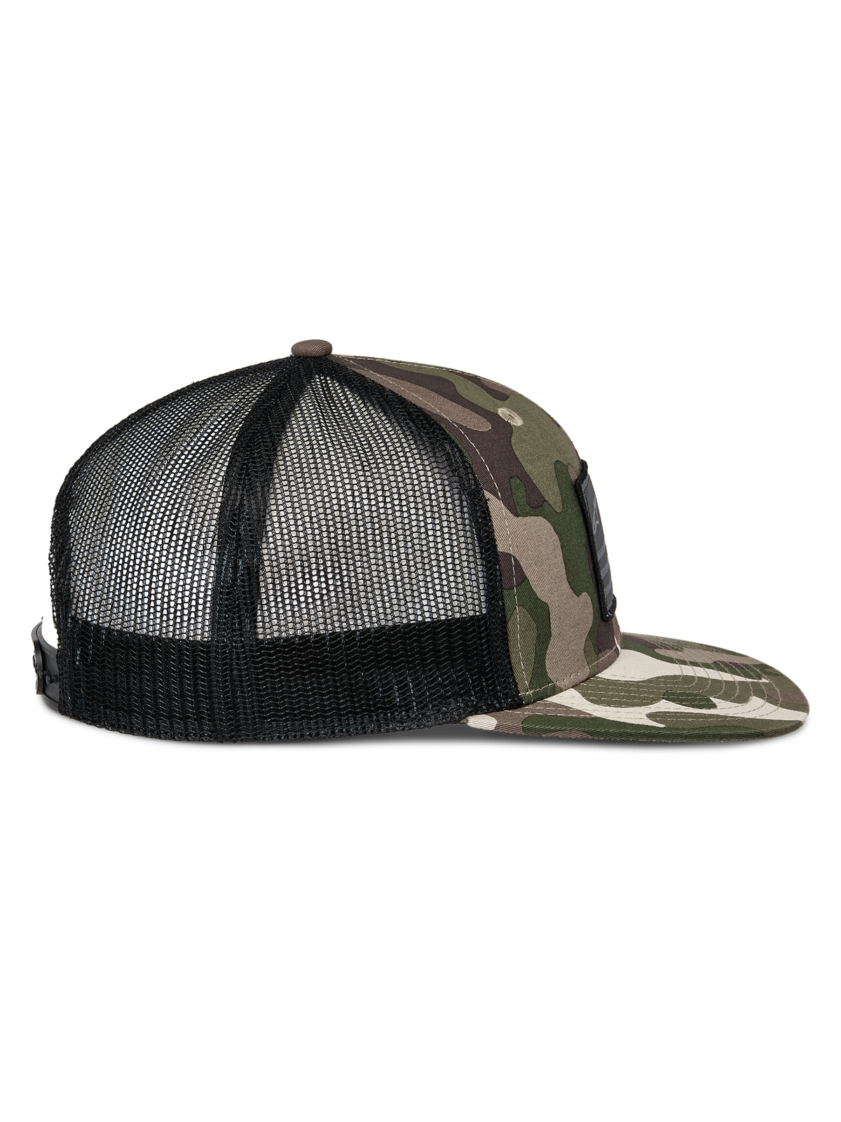 Casquette Trucker Alpinestars Flag Flat, camouflage vert et noir, vue de profil avec visière plate camouflage, avant structuré et arrière en maille noire respirante, fermeture snapback, couvre-chef décontracté motorsport