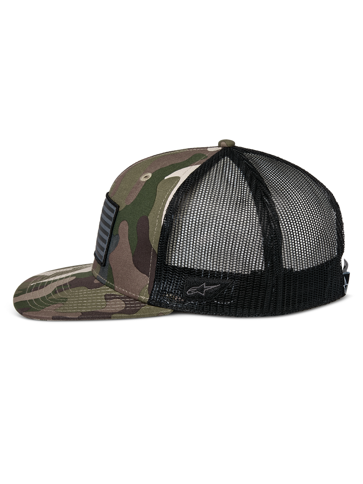 Casquette Trucker Alpinestars Flag Flat, camouflage vert et noir, visière plate et couronne structurée, avant en sergé camouflage avec arrière en maille noire, vue latérale montrant le patch drapeau merrow et le logo brodé, streetwear décontracté inspiré du sport automobile