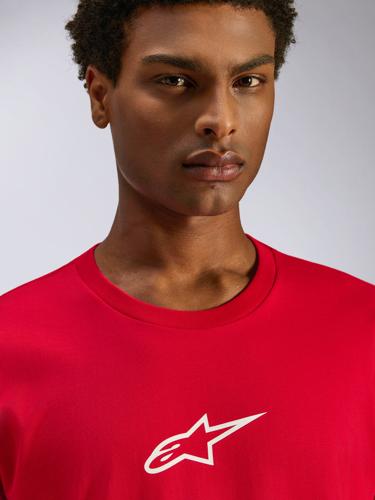 Alpinestars Frontal CSF Tee, t-shirt à manches courtes, rouge, logo Astars blanc sur la poitrine, gros plan d'un mannequin portant des vêtements de sport de performance durables évacuant l'humidité