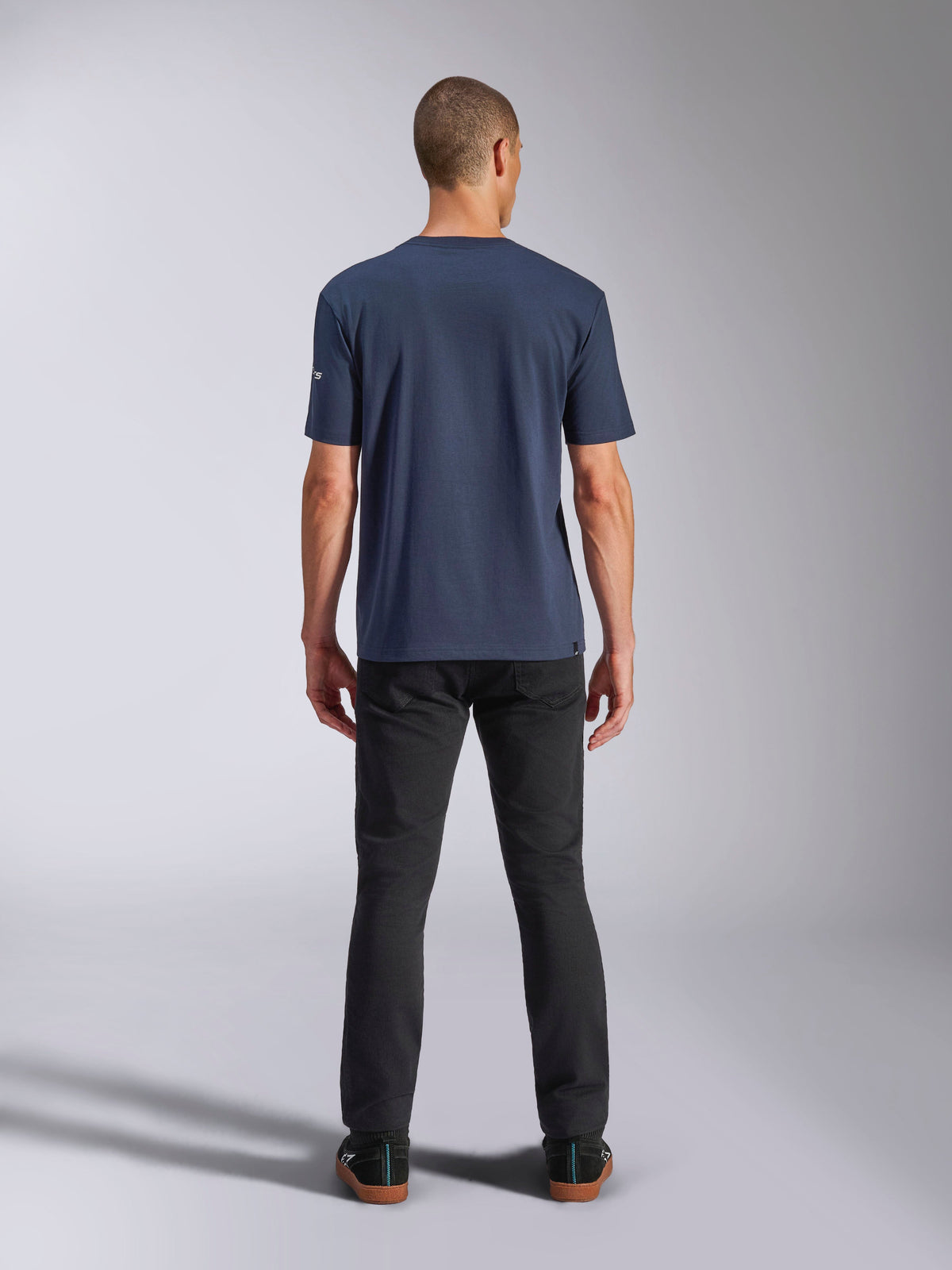 T-shirt Alpinestars Frontal CSF, t-shirt à manches courtes, bleu marine, vue de dos sur un mannequin portant un pantalon noir, streetwear motorsport décontracté