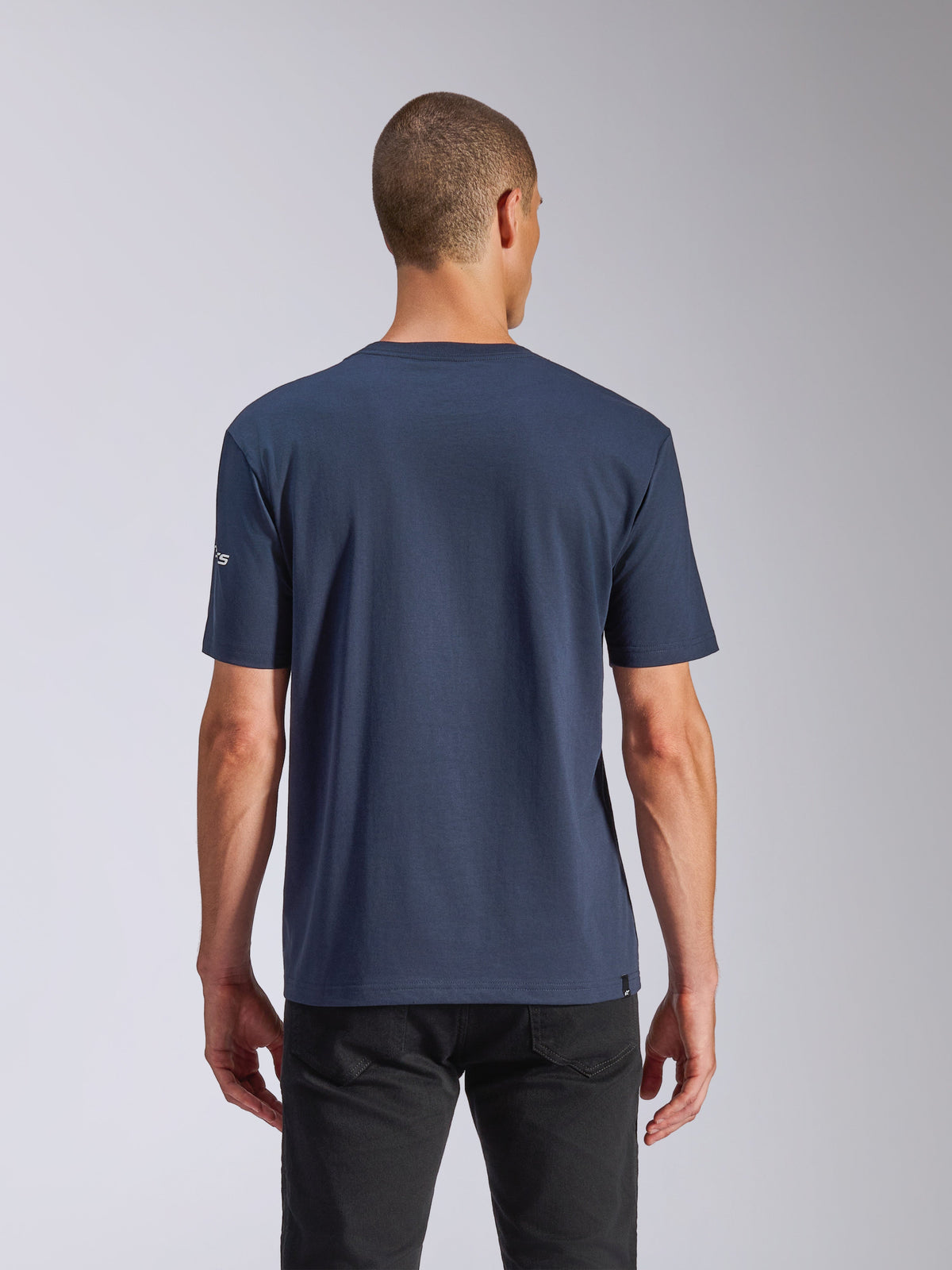 Alpinestars Frontal CSF Tee, t-shirt à manches courtes, bleu marine, vue de dos sur un mannequin portant un pantalon noir, vêtement de sport performant et décontracté