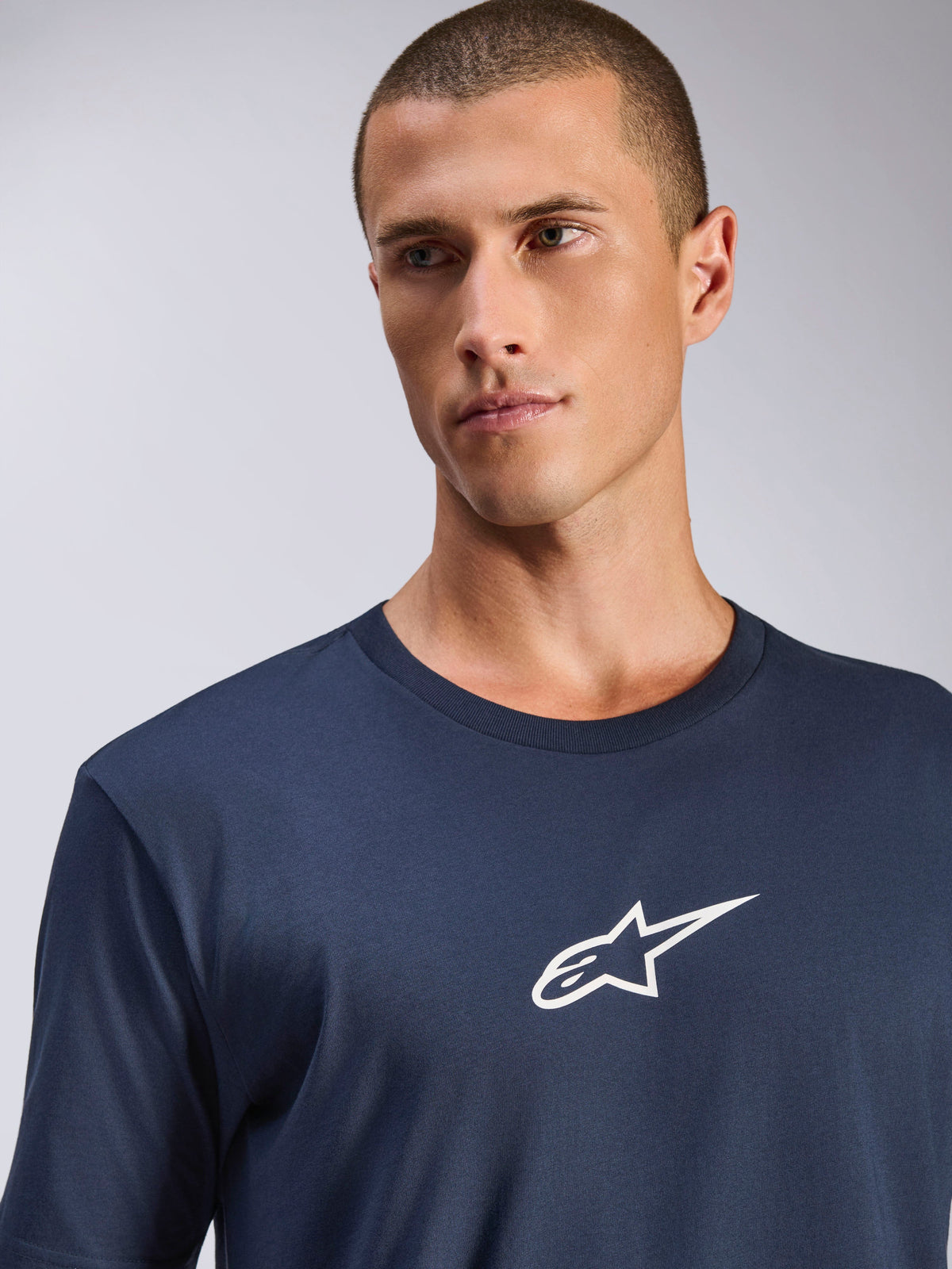 T-shirt Alpinestars Frontal CSF, t-shirt à manches courtes, bleu marine, petit logo Alpinestars blanc sur la poitrine, porté par un mannequin homme, vêtement de sport décontracté performant