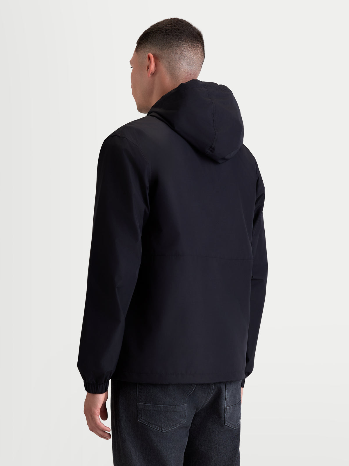 Alpinestars Veste Coupe-Vent Speeder Resolve, veste de sportswear pour homme, noire, vue de dos sur modèle, construction légère et respirante avec capuche réglable, idéale pour un usage urbain.