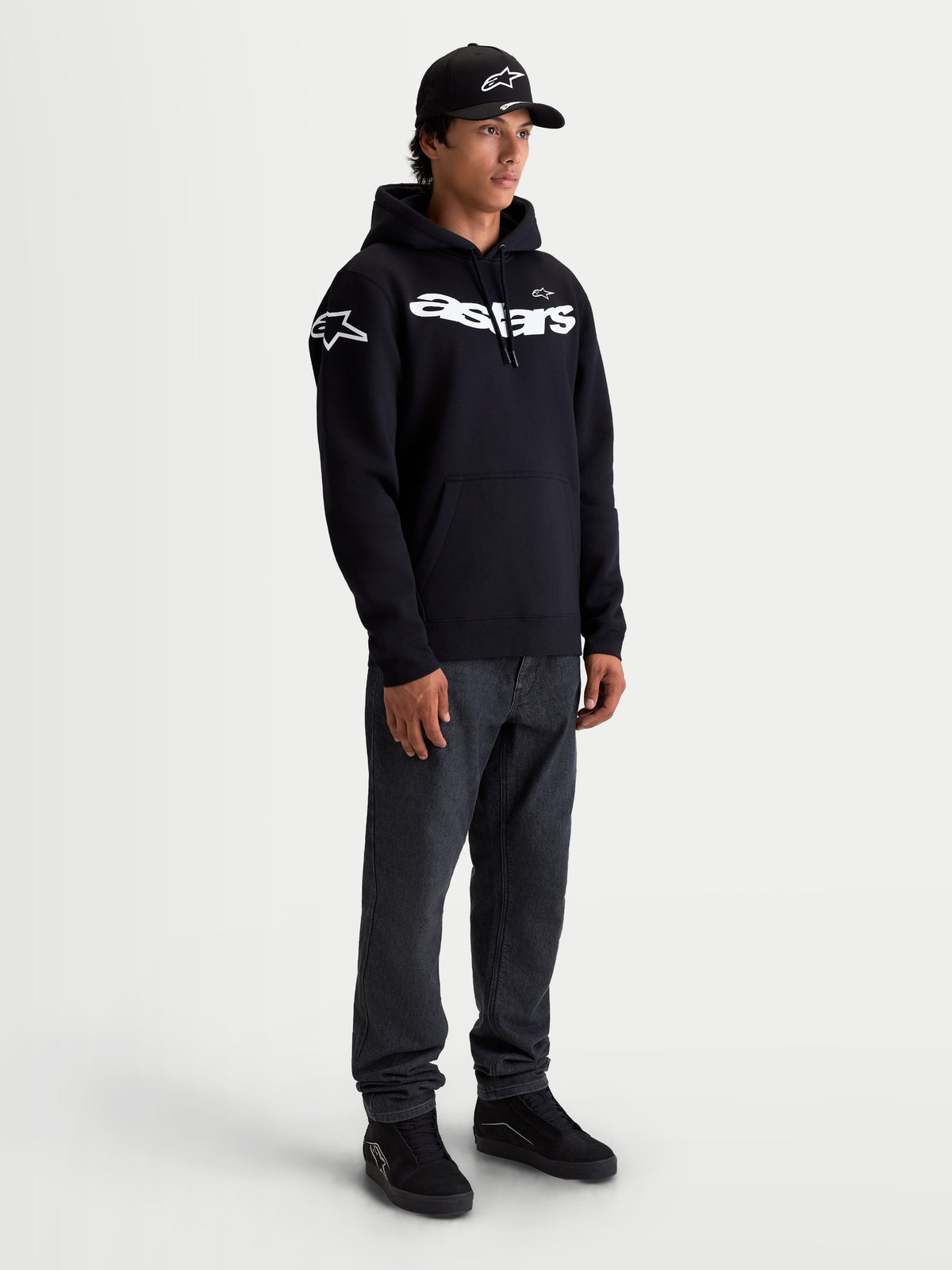Alpinestars Velocifier, sweat à capuche sportswear en polaire pour homme, noir et blanc, avec inscription Astars courbée sur la poitrine et logos sur les épaules, construction en coton mélangé premium pour un style motorsport décontracté