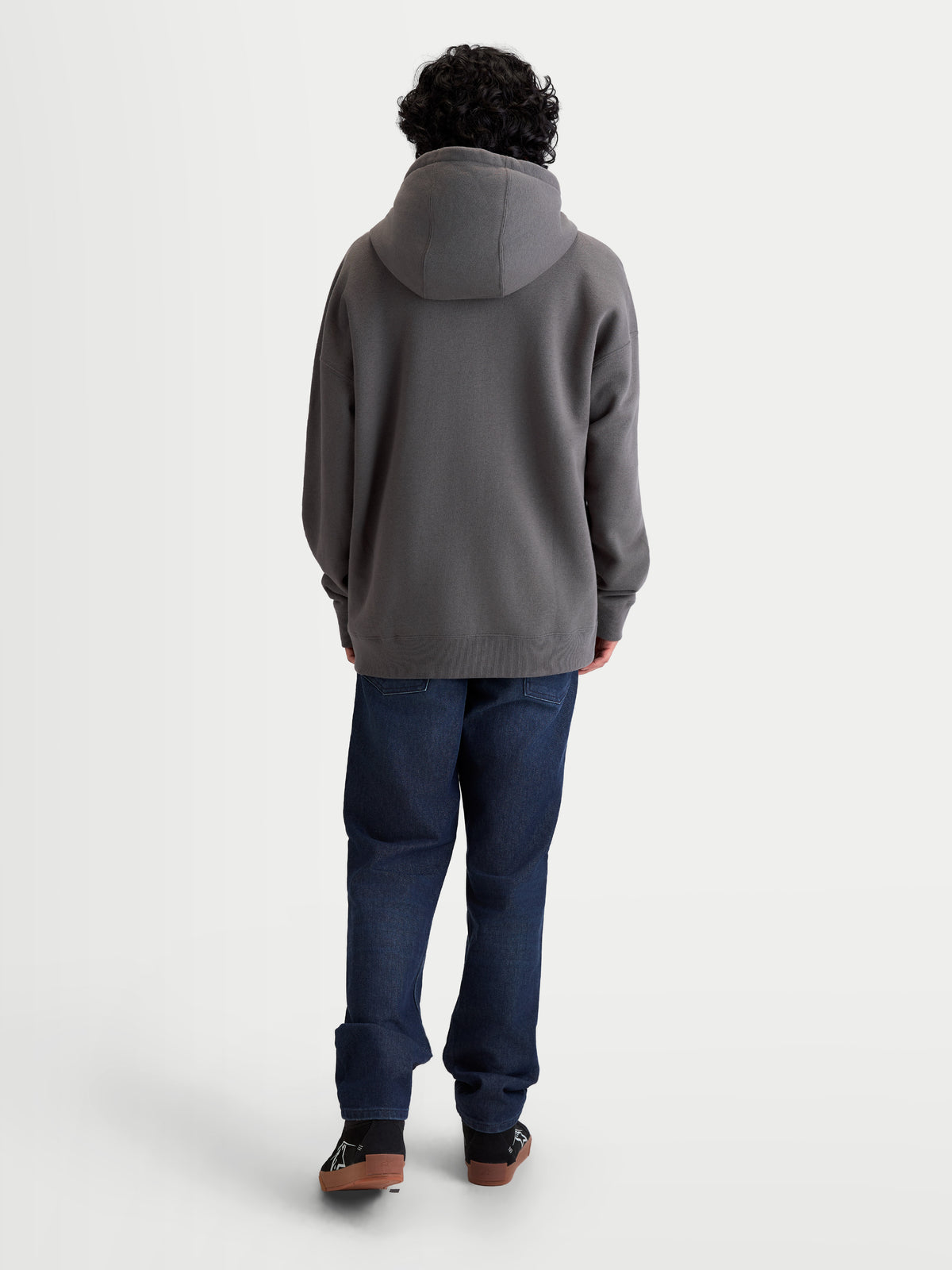 Alpinestars sweat à capuche Entity Oversized, polaire zippée sportswear gris anthracite unisexe, vue de dos sur mannequin montrant la coupe décontractée, capuche doublée et poignets côtelés, en coton et polyester recyclé