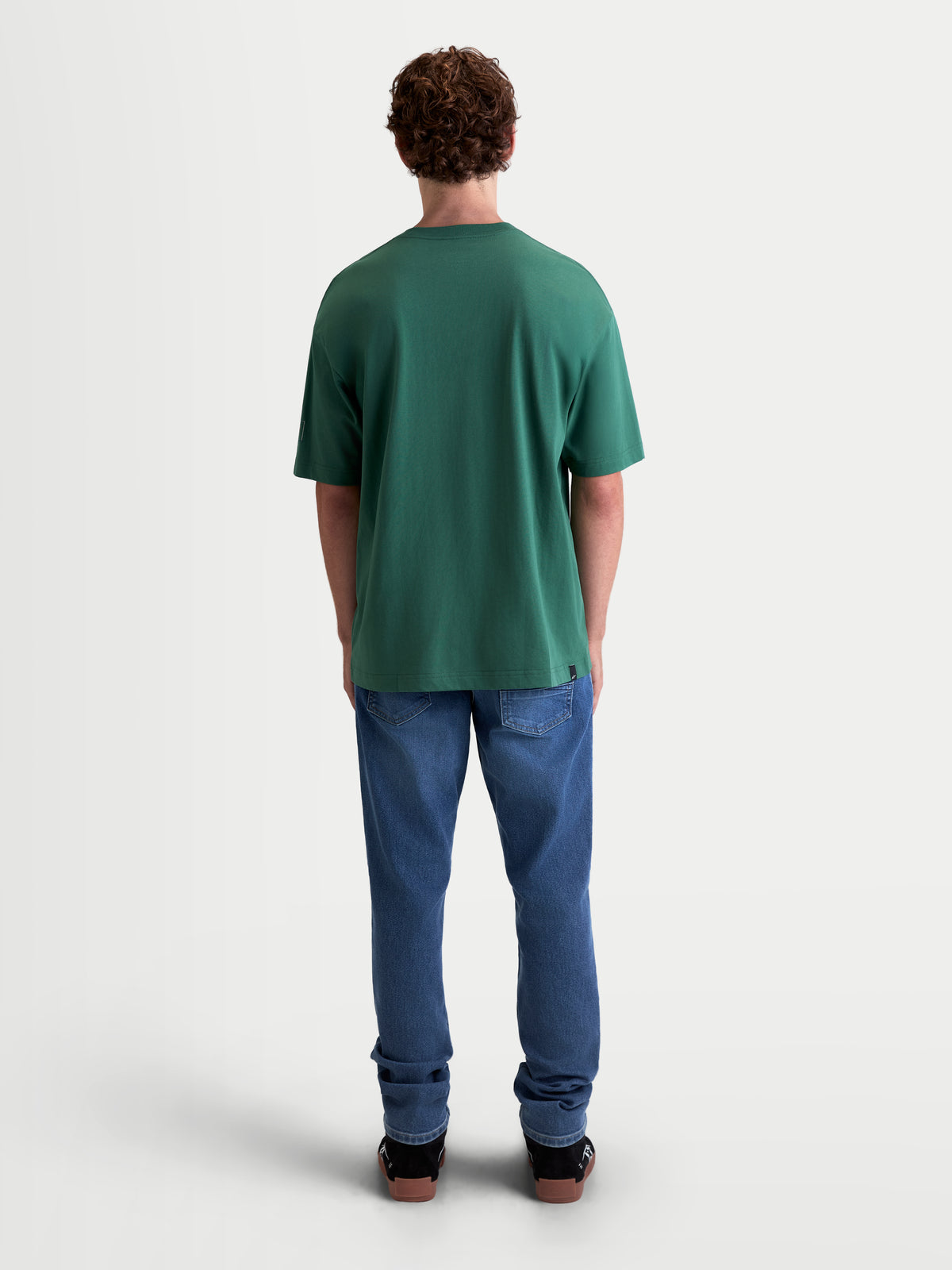 Alpinestars Infinity Oversized CSF, t-shirt sportswear à manches courtes pour homme, vert, coupe décontractée en mélange de coton et polyester, vue de dos sur un modèle pour un style quotidien