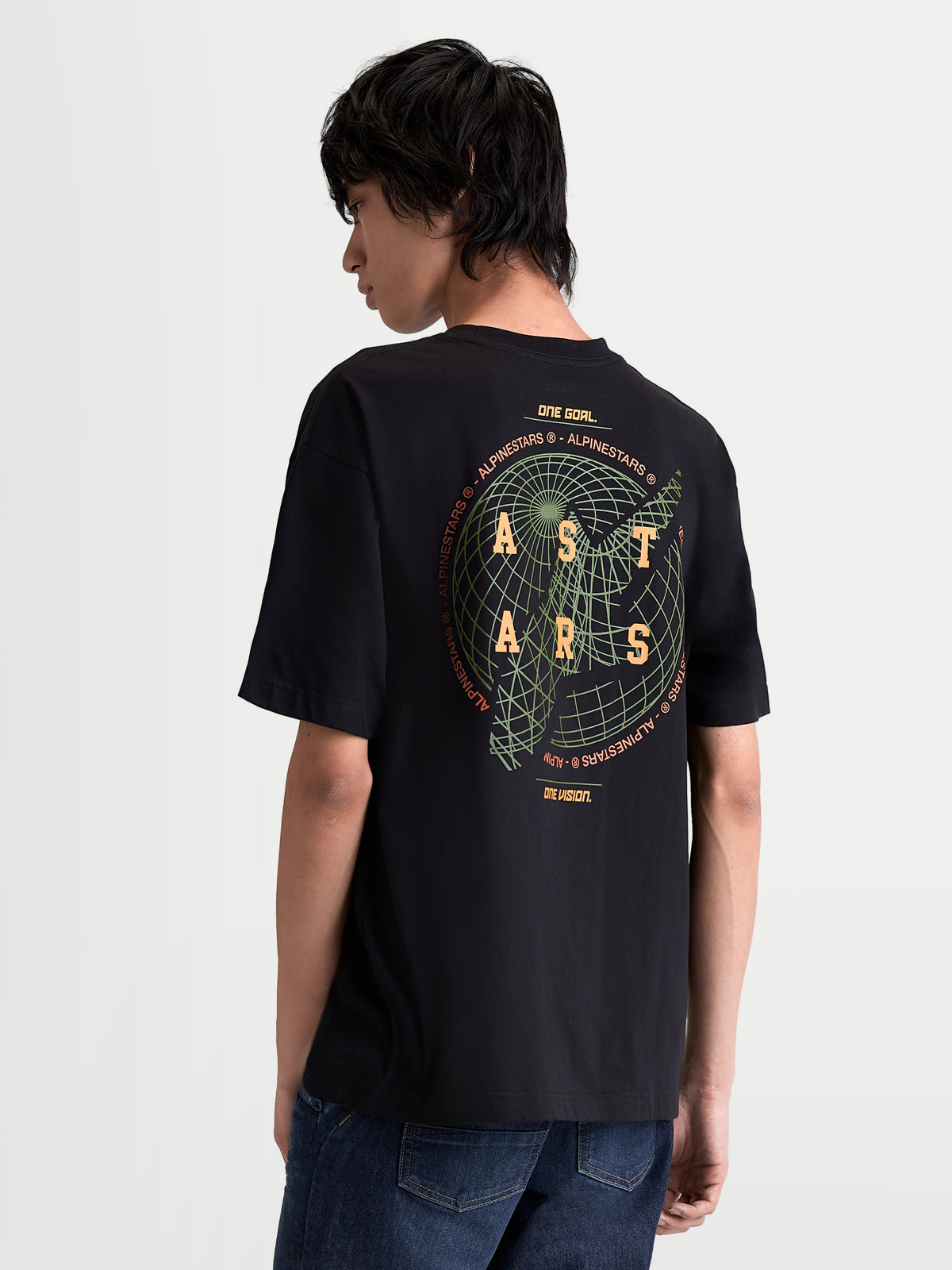 Alpinestars T-Shirt Latitude Oversized CSF, t-shirt de sportswear noir unisexe, vue de dos avec graphique de globe vert et orange et logo AST ARS, coupe ample décontractée