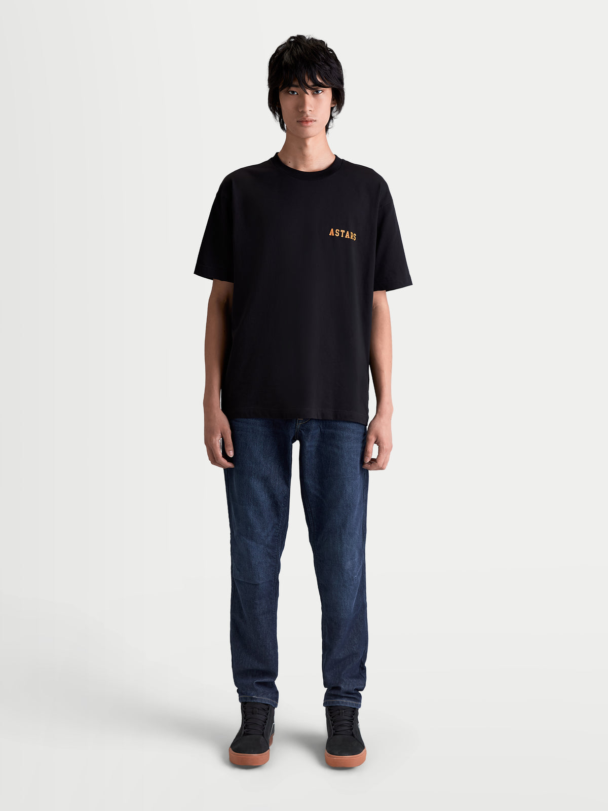 Alpinestars T-Shirt Latitude Oversized CSF, t-shirt sportswear à manches courtes pour homme, noir et orange, coupe oversize décontractée, logo ASTARS sur la poitrine, porté par un modèle