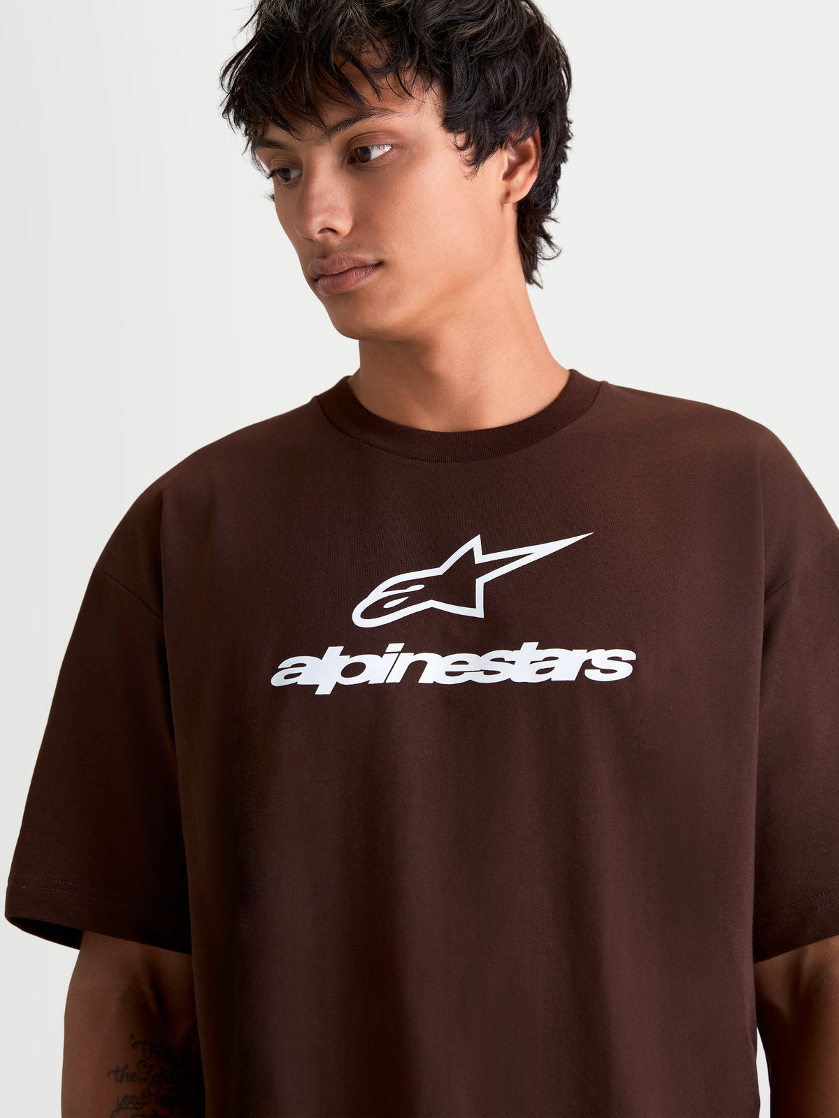 Alpinestars Prelude Oversized CSF Tee, t-shirt de sportswear à manches courtes pour homme, marron, logo Astars et lettrage Alpinestars blancs sur la poitrine, coupe oversized décontractée en mélange coton et polyester