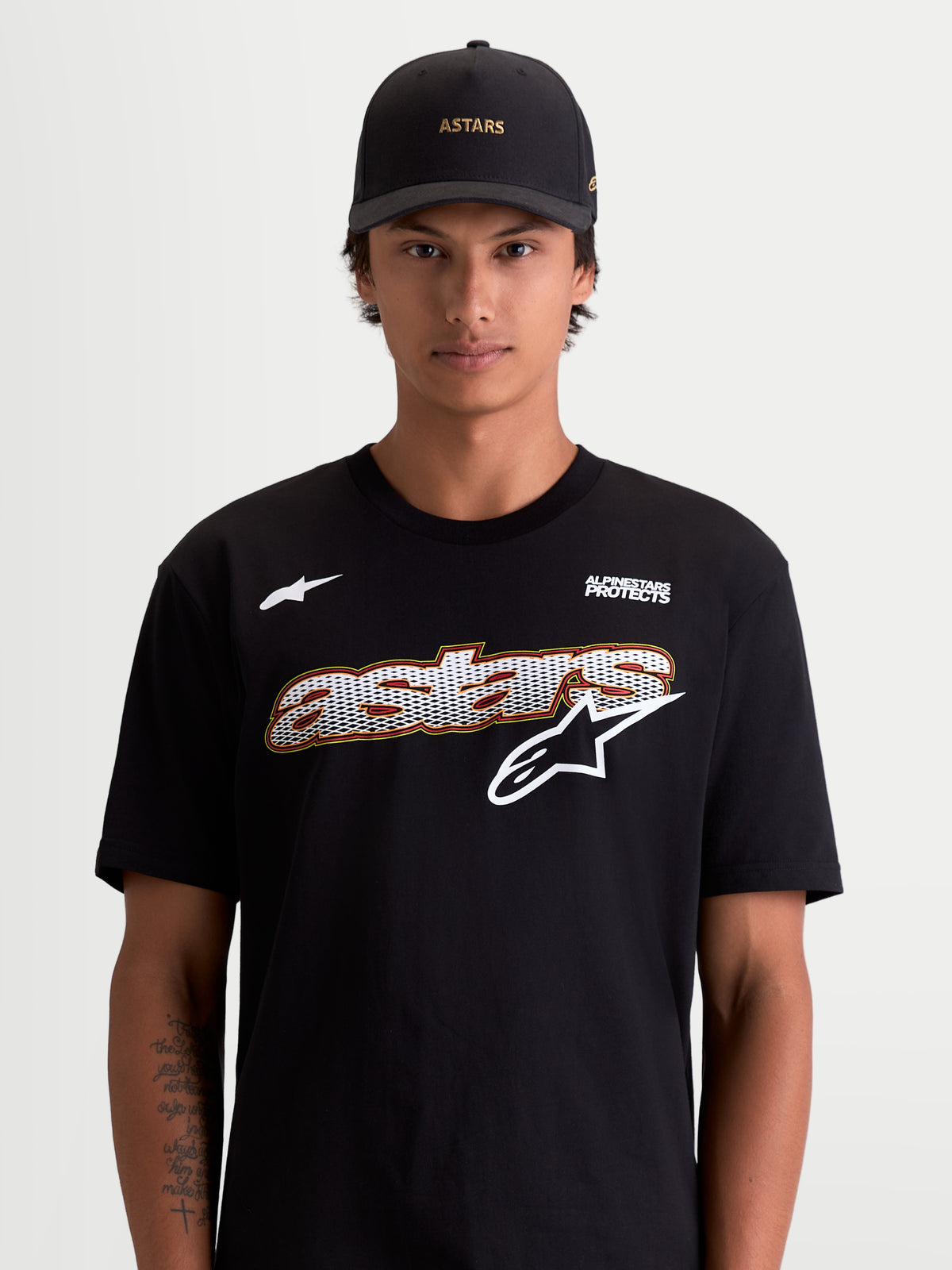 Alpinestars Cypress CSF, t-shirt de sportswear à manches courtes pour homme, noir et blanc, graphique frontal astars avec remplissage mesh et logo Alpinestars Protects, vue sur modèle, matière premium en coton et polyester.
