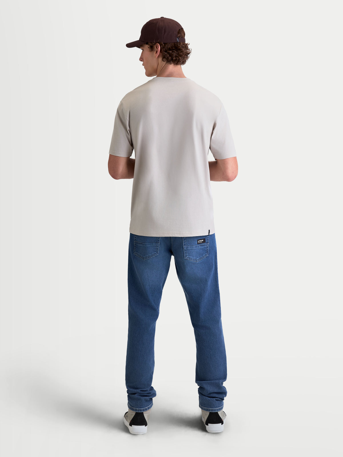 Alpinestars T-Shirt Elliptogrit CSF, t-shirt sportswear à manches courtes pour homme en gris ciment, vue de dos sur modèle, conçu dans un mélange de coton et polyester premium pour un style décontracté inspiré du sport automobile.