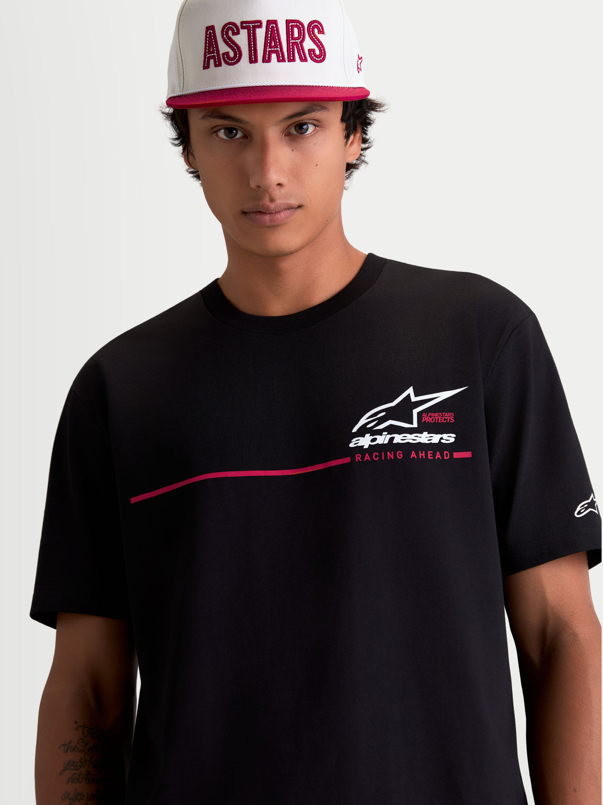 Alpinestars t-shirt P1 CSF, t-shirt sportswear à manches courtes pour homme, noir avec graphisme blanc et rouge sur la poitrine, logo Astars et bande de course, style décontracté motorsport