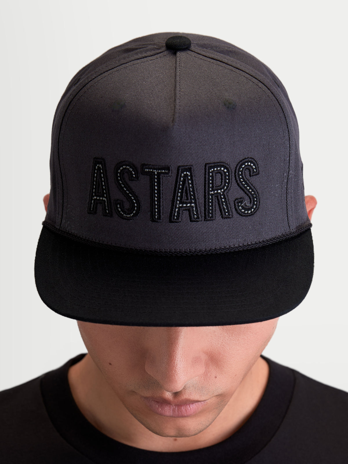 Alpinestars Stadium Snapback, casquette de sportswear unisexe, gris foncé et noir, avec visière plate et logo ASTARS brodé avec surpiqûres contrastées, style d'inspiration motorsport