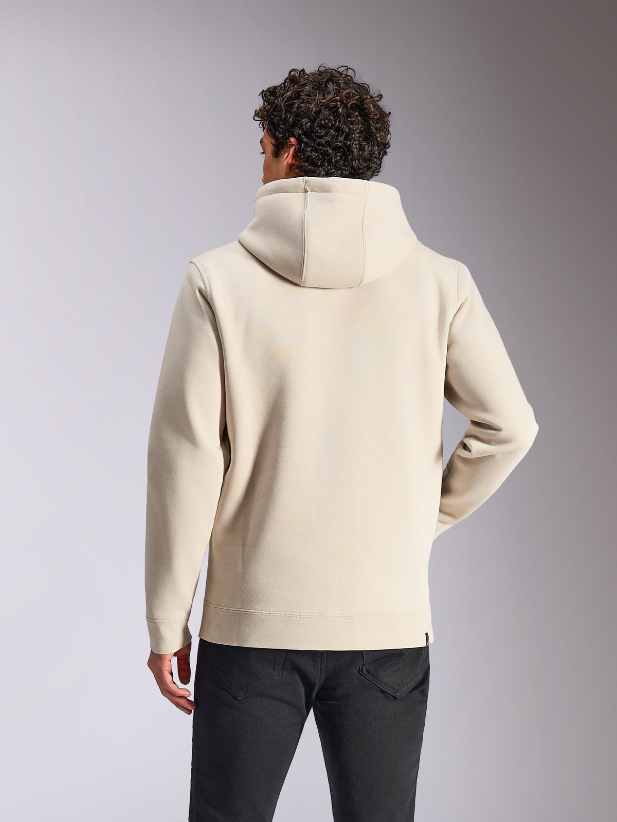 Alpinestars Always V3 Hoodie, vue de dos, streetwear décontracté blanc cassé, sweat à capuche en polaire, manches longues, porté avec un pantalon noir