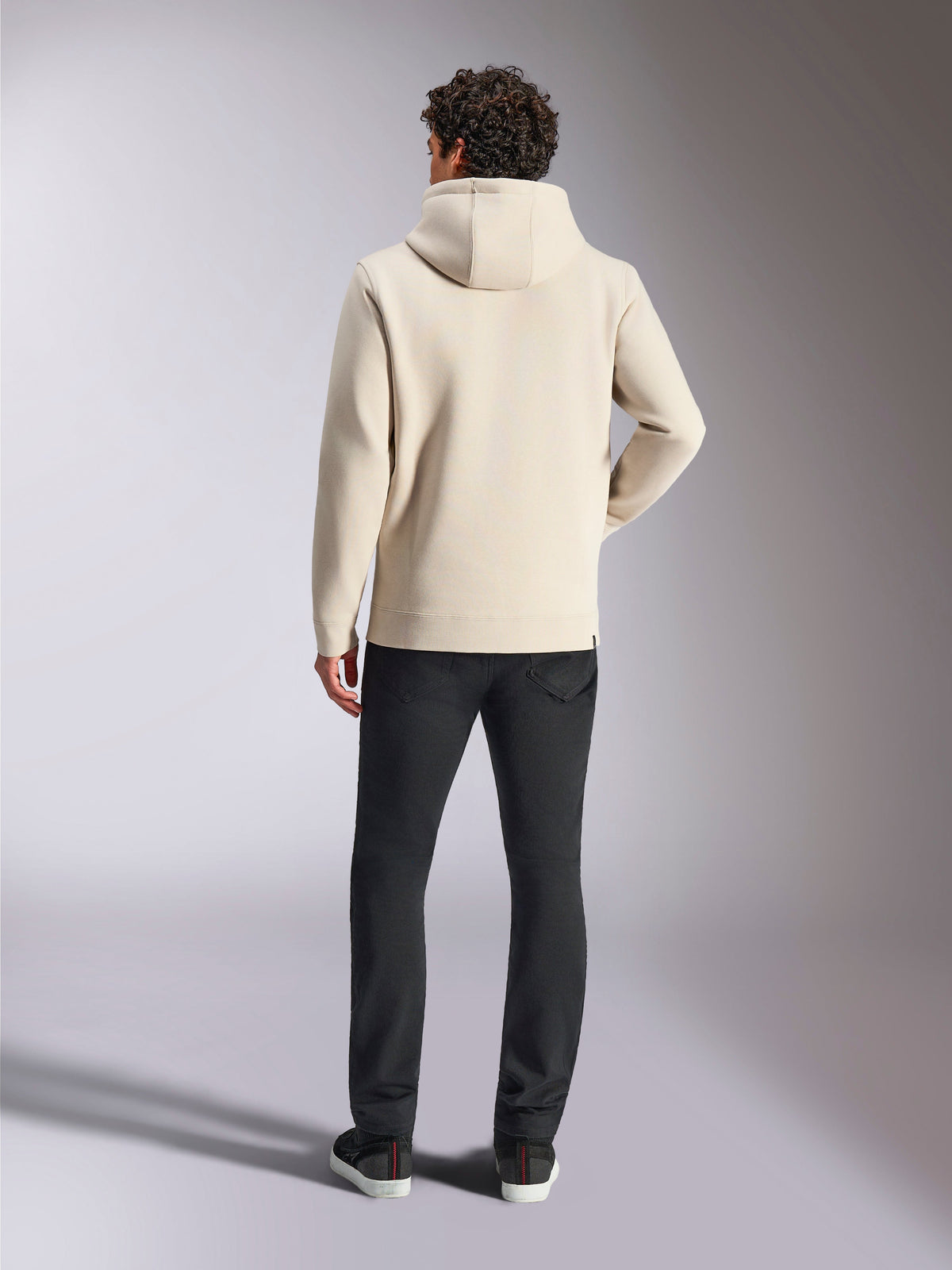 Alpinestars Always V3 Hoodie, sweat à capuche en polaire blanc cassé vu de dos, style streetwear décontracté avec capuche doublée de jersey et poignets côtelés, associé à un pantalon noir