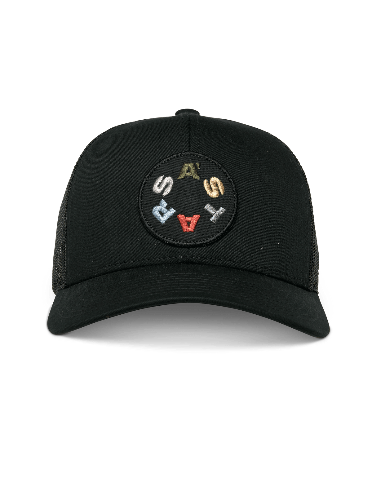 Casquette Trucker Gambit Alpinestars, noire, vue de face présentant un écusson brodé circulaire avec lettrage ASTARS coloré, visière courbée et dos en maille, couvre-chef décontracté inspiré des sports mécaniques