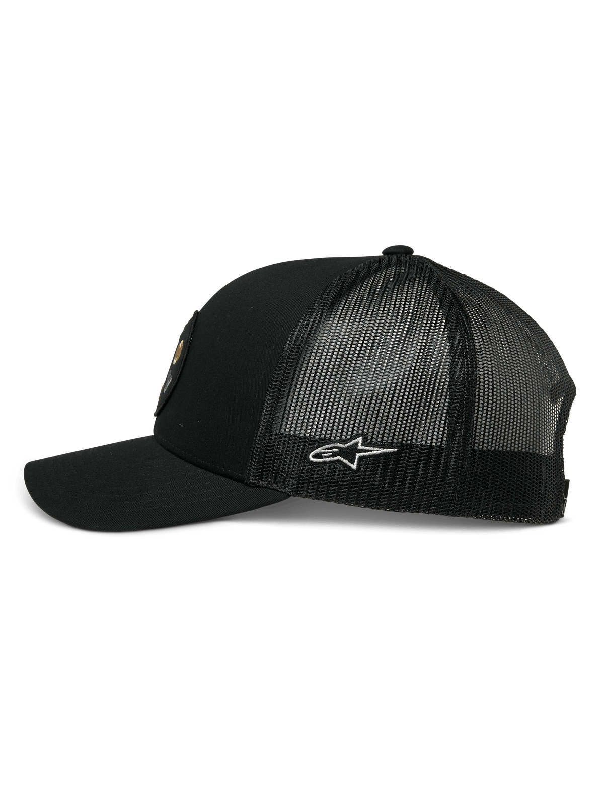Casquette Trucker Gambit Alpinestars, noire, vue latérale montrant la visière courbée et le dos en maille, logo étoile Alpinestars blanc sur le côté, accessoire décontracté inspiré des sports mécaniques