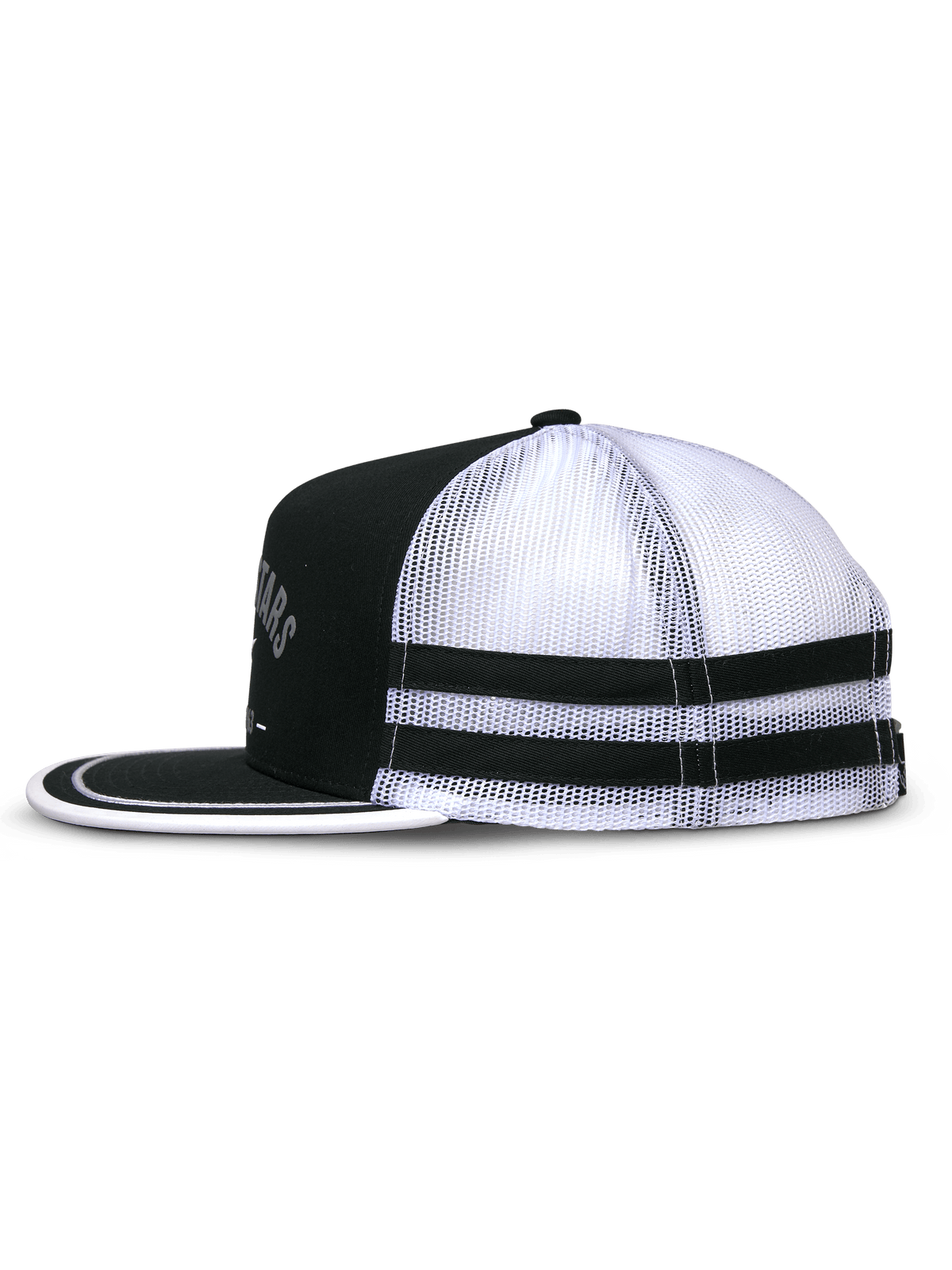 Casquette Trucker Alpinestars Backline, noir et blanc, vue de profil montrant l'avant en sergé noir et l'arrière en maille blanche, visière plate avec finition soutache blanche, doubles bandes appliquées noires sur le côté, casquette décontractée inspirée du sport automobile.