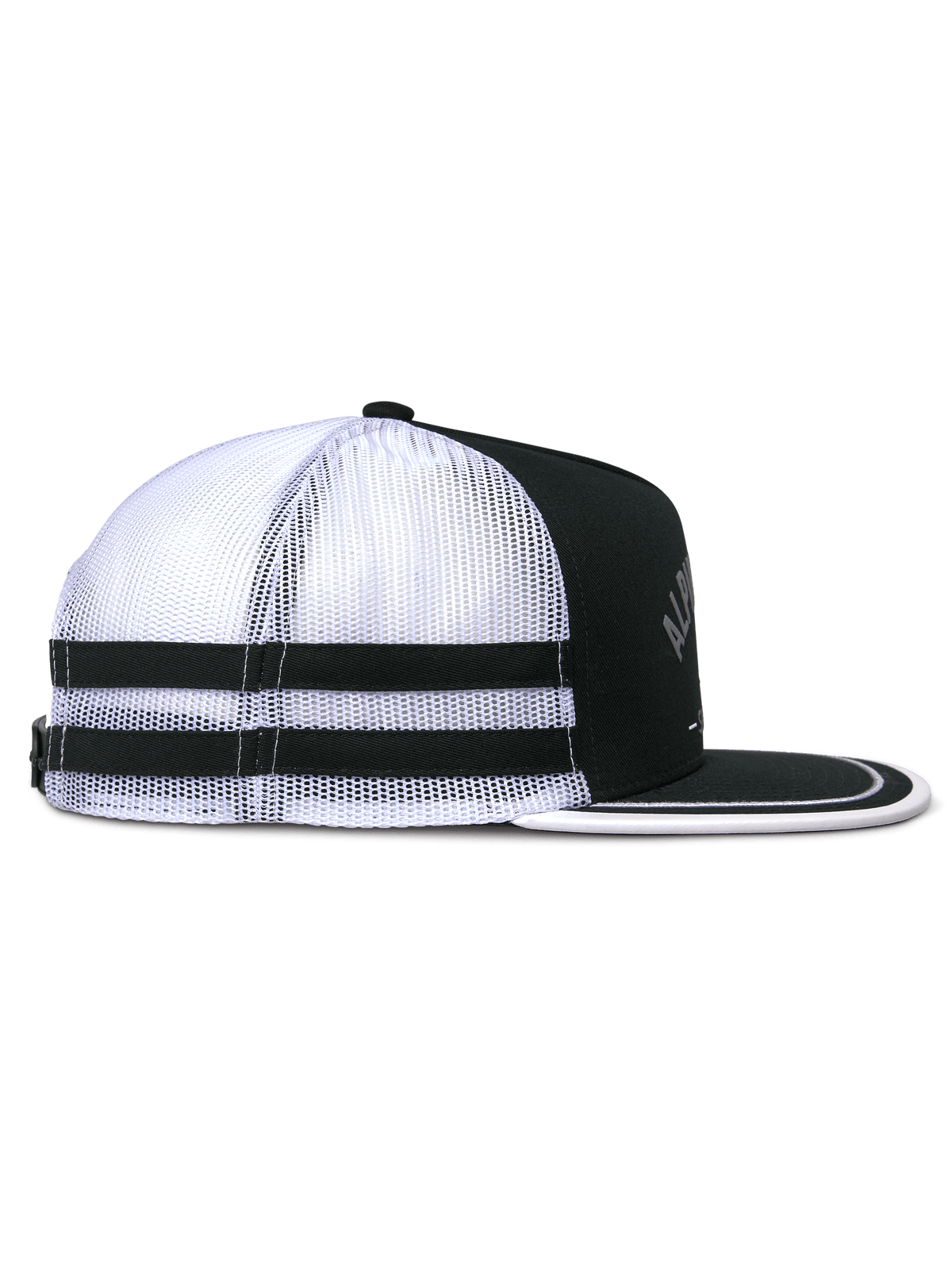 Casquette Trucker Alpinestars Backline, vue de profil, noir, blanc et gris, avec arrière en maille blanche et deux bandes horizontales noires, couronne noire structurée et visière plate avec bordure blanche, couvre-chef décontracté d'inspiration sport automobile