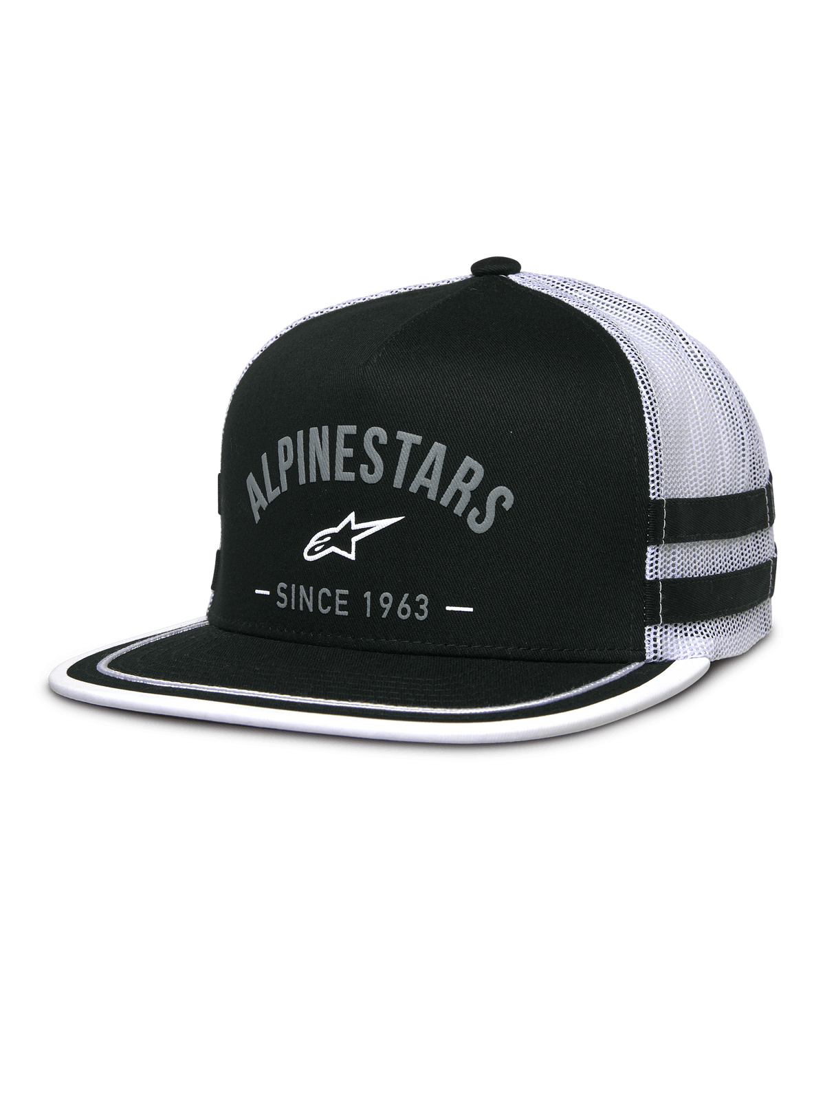 Casquette Alpinestars Backline Trucker, avant en sergé noir et dos en maille blanche, visière plate avec finition soutache blanche sur le bord, logo Alpinestars gris en arche avec mention Since 1963, bandes latérales appliquées, casquette snapback décontractée inspirée des sports mécaniques