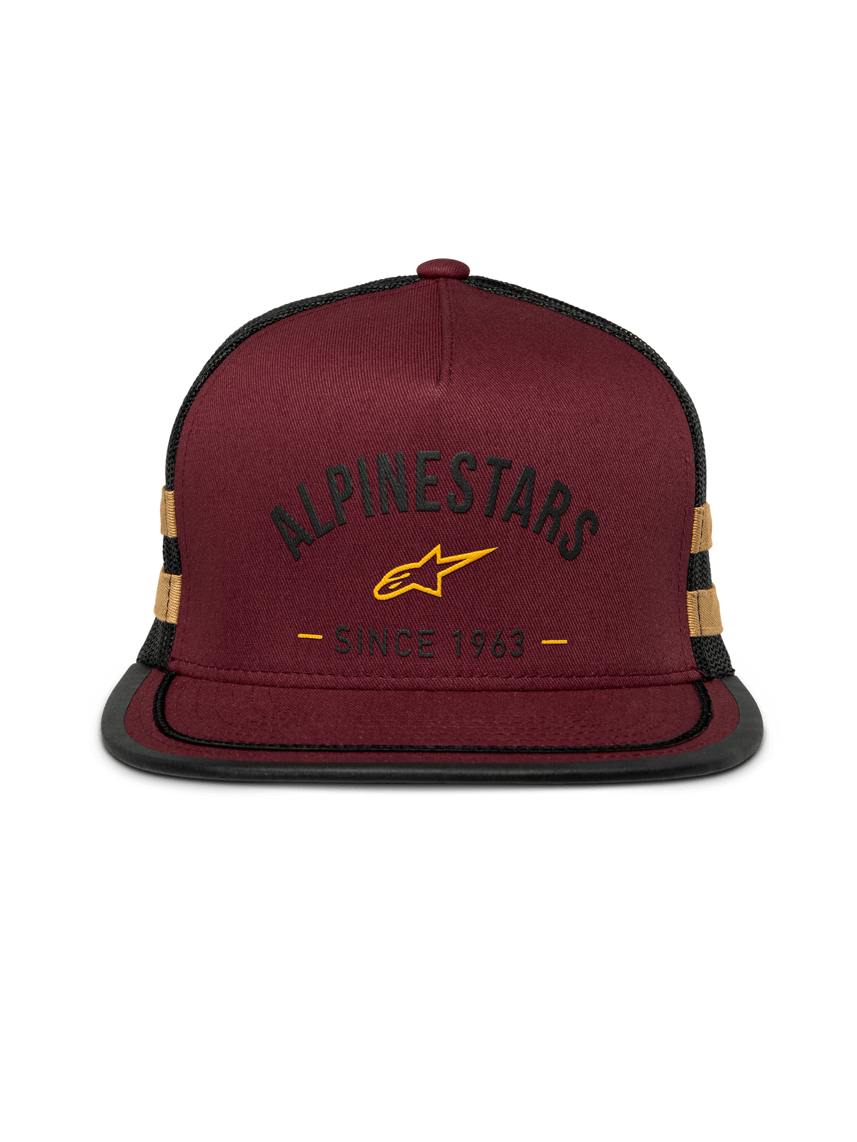 Casquette Trucker Alpinestars Backline, snapback à visière plate, avant en sergé rouge brique avec arrière en maille noire, logo et bandes latérales jaune moutarde, couronne structurée avec finition soutache sur la visière, style streetwear motorsport décontracté