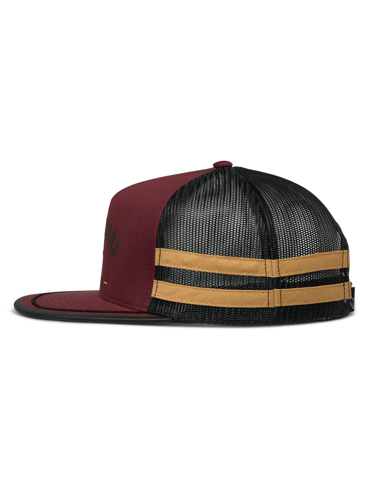 Casquette Trucker Alpinestars Backline, vue de profil, Brick Black et Mustard, devant en sergé bordeaux avec arrière en maille noire, présentant des bandes horizontales moutarde sur le côté, visière plate avec bordure noire, snapback décontractée inspirée du sport automobile