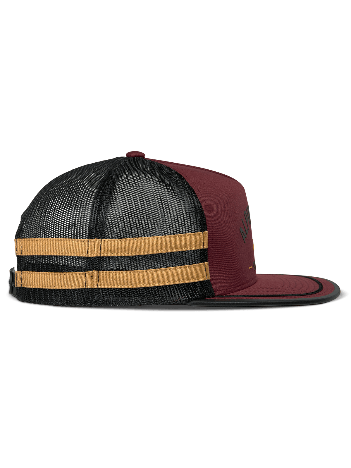 Casquette Trucker Backline Alpinestars, Brick Black et Mustard, vue de profil, devant en sergé rouge foncé avec arrière en maille noire et bandes latérales jaunes, visière plate avec bordure en soutache noire, couvre-chef décontracté inspiré par le sport automobile