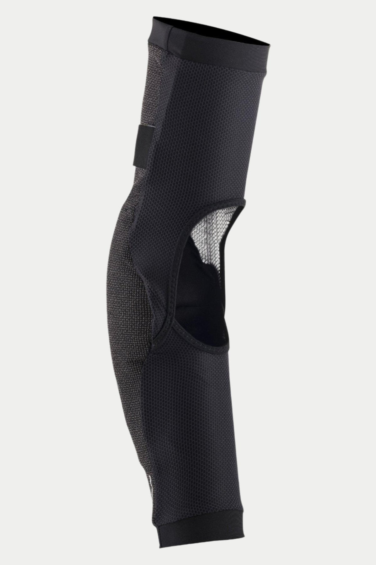 Protège-coude Alpinestars Paragon Pro, noir, vue latérale montrant la maille extensible respirante et une large fenêtre de ventilation à l'arrière, design ergonomique à enfiler avec poignets élastiques, protection pour le VTT